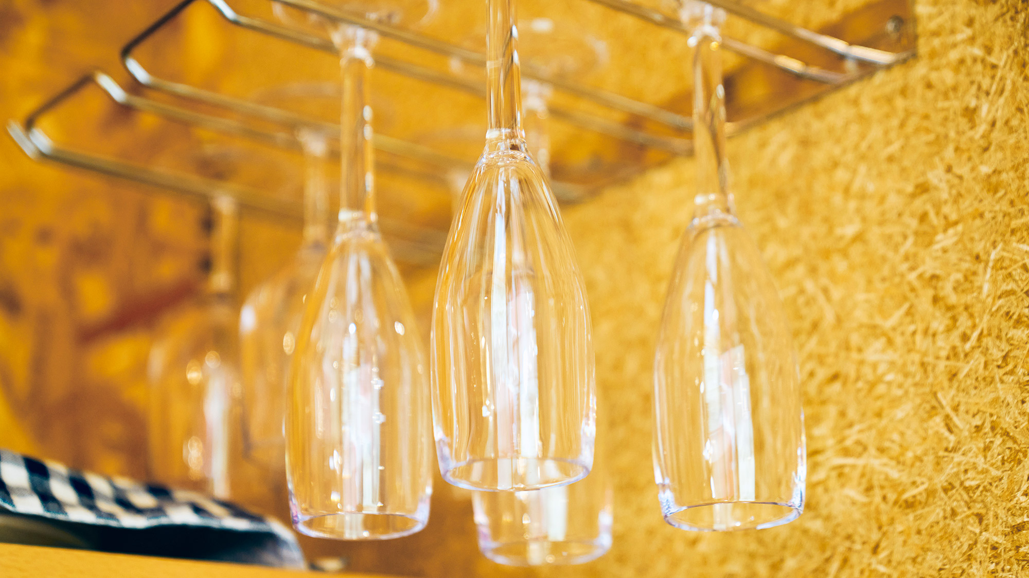 ・【キッチン】ワインも日本酒も。充実のグラス棚