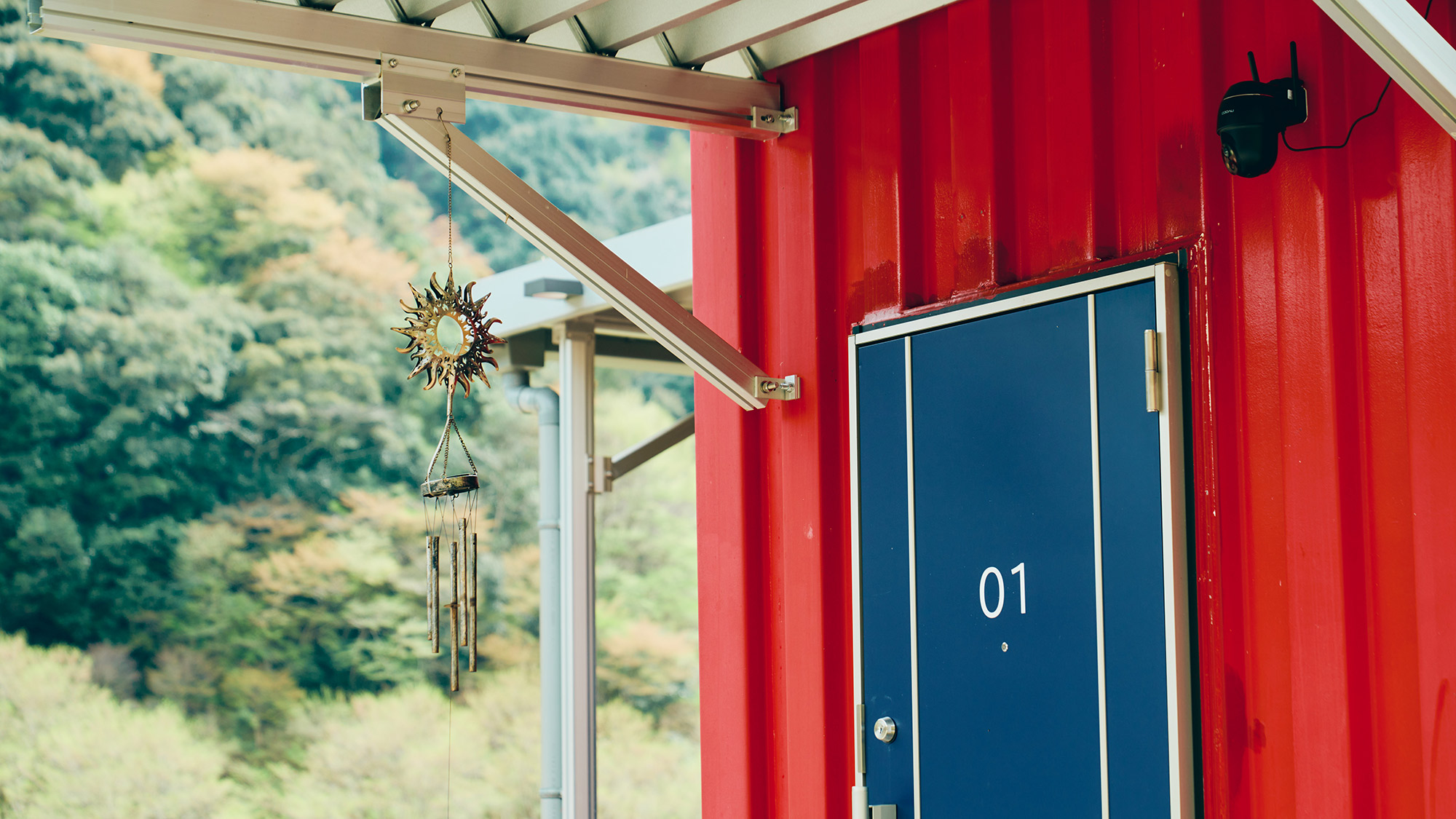 ・【入口】入口は青い扉が目印です