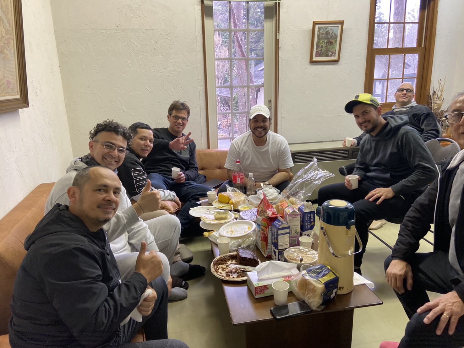 食堂兼多目的ホールあり。イス25脚　テーブル3、プロジェクター等あり