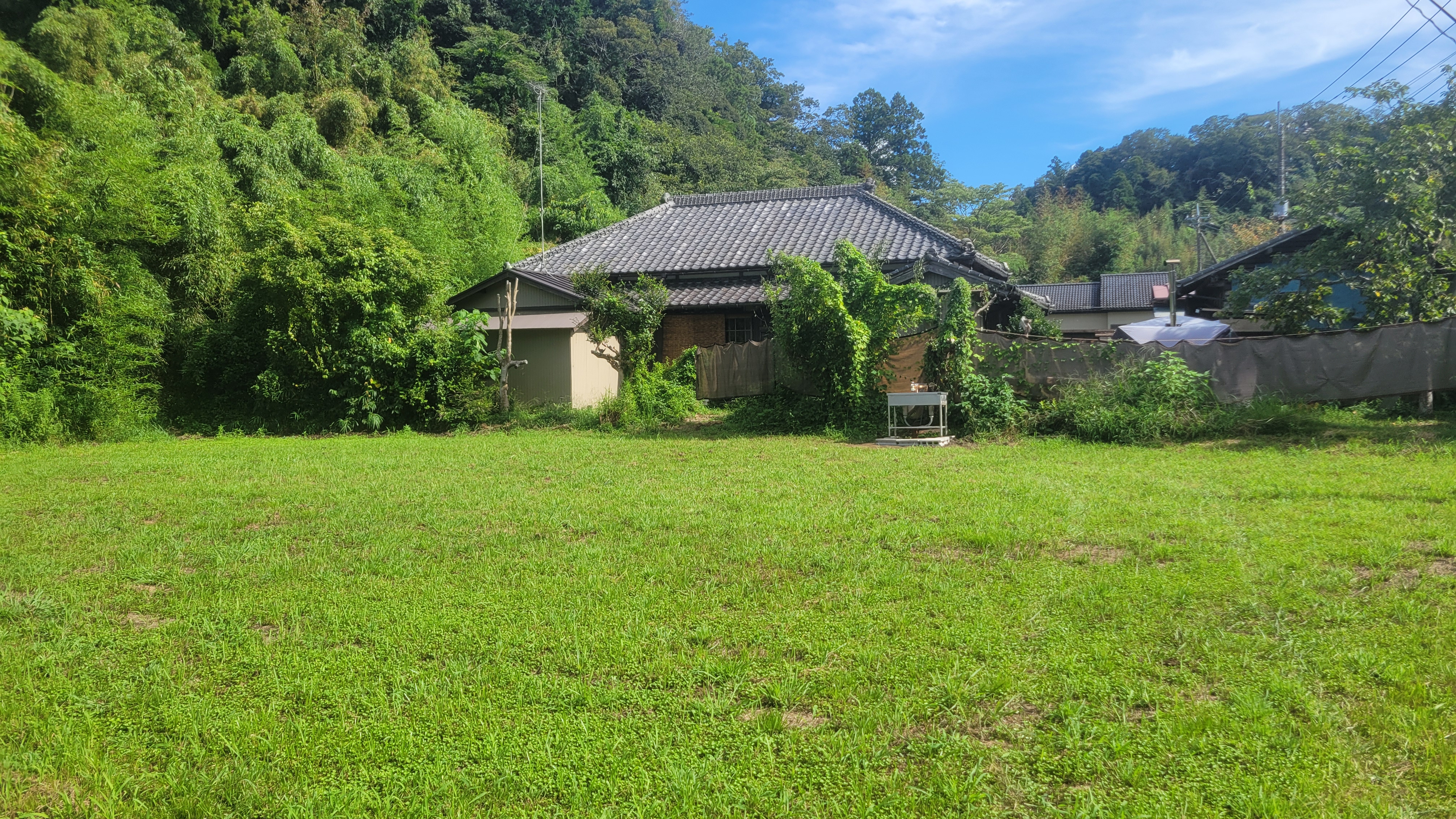 キャンプ場から見た古民家