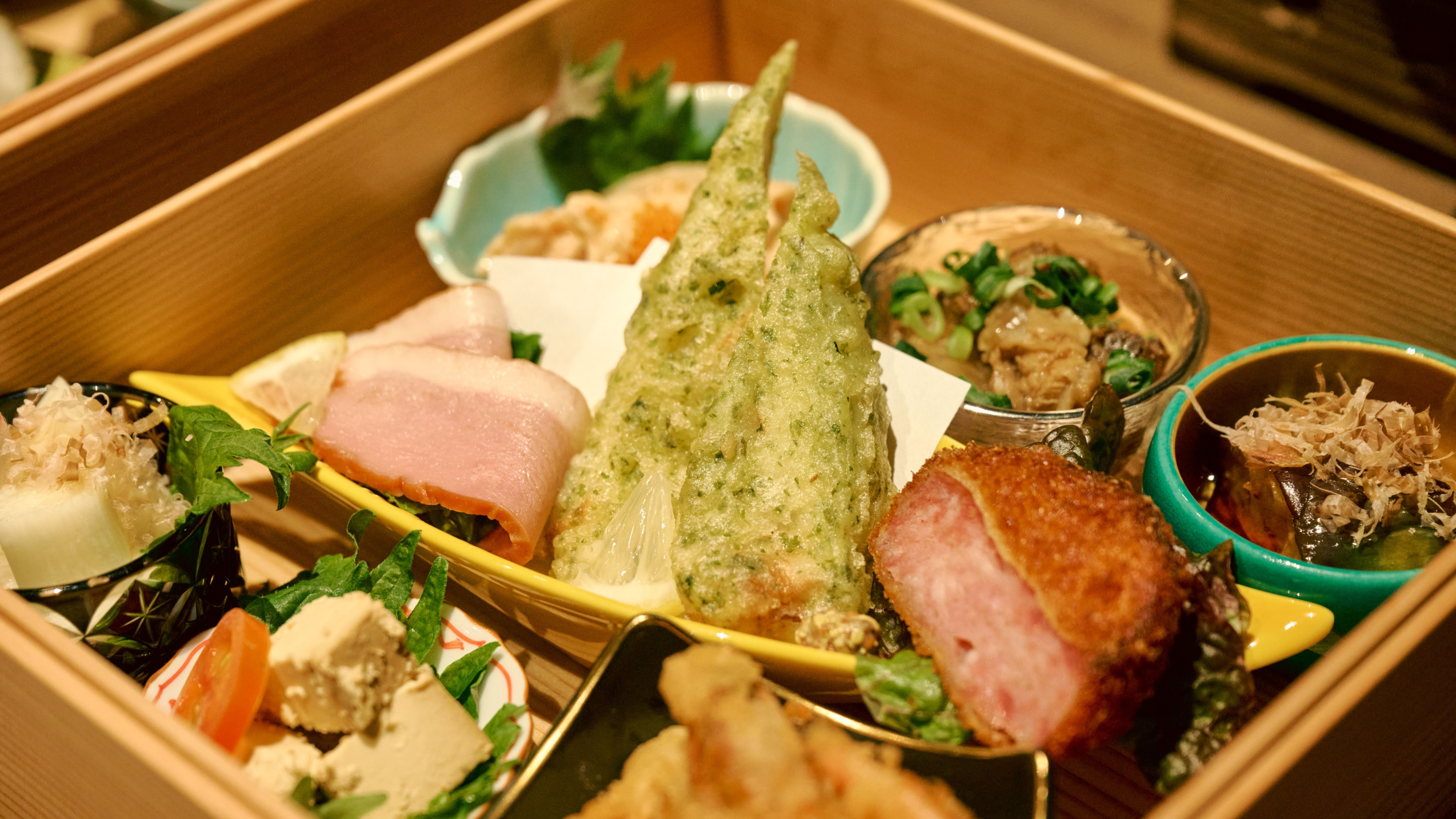 「竹コース」霧島鶏の炭火焼など宮崎の食材を使用した懐石おせち（イメージ）