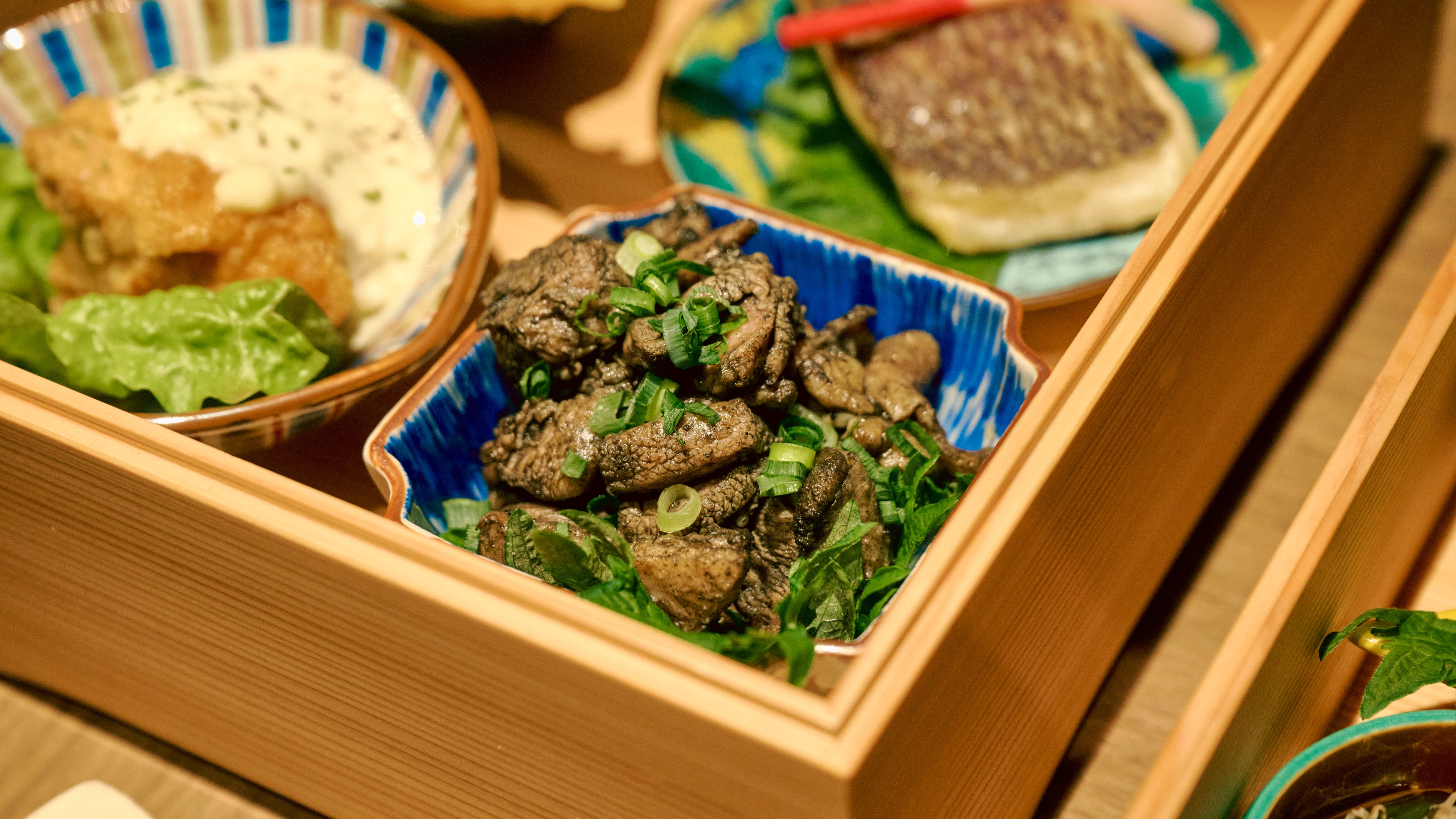 「松コース」宮崎牛ザブトンや妻地鶏の炭火焼など宮崎の食材を使用した懐石おせち（イメージ）