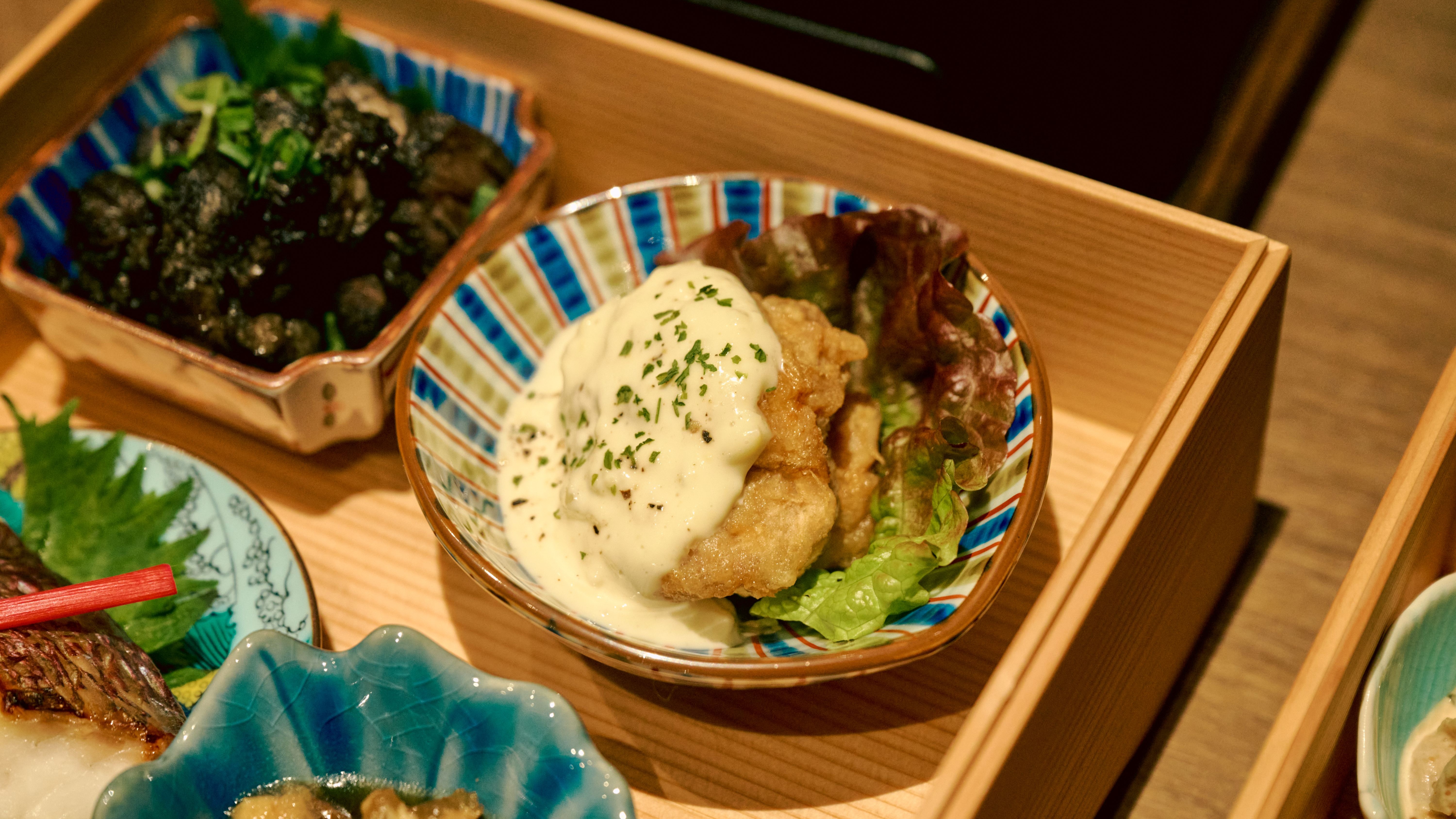 「梅コース」日南鶏の炭火焼など宮崎の食材を贅沢に使用した懐石おせち（イメージ）