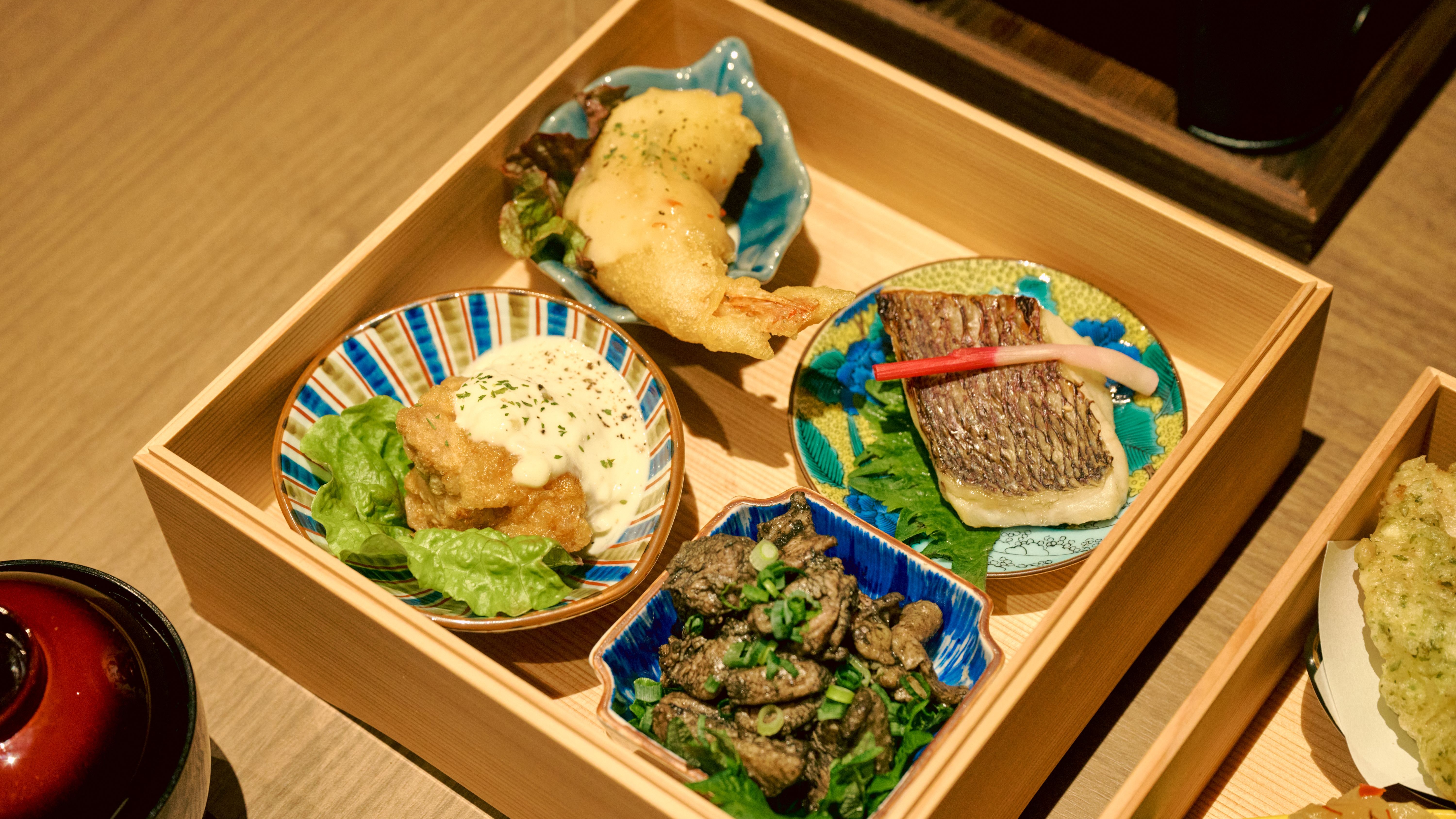 「松コース」宮崎牛ザブトンや妻地鶏の炭火焼など宮崎の食材を使用した懐石おせち（イメージ）