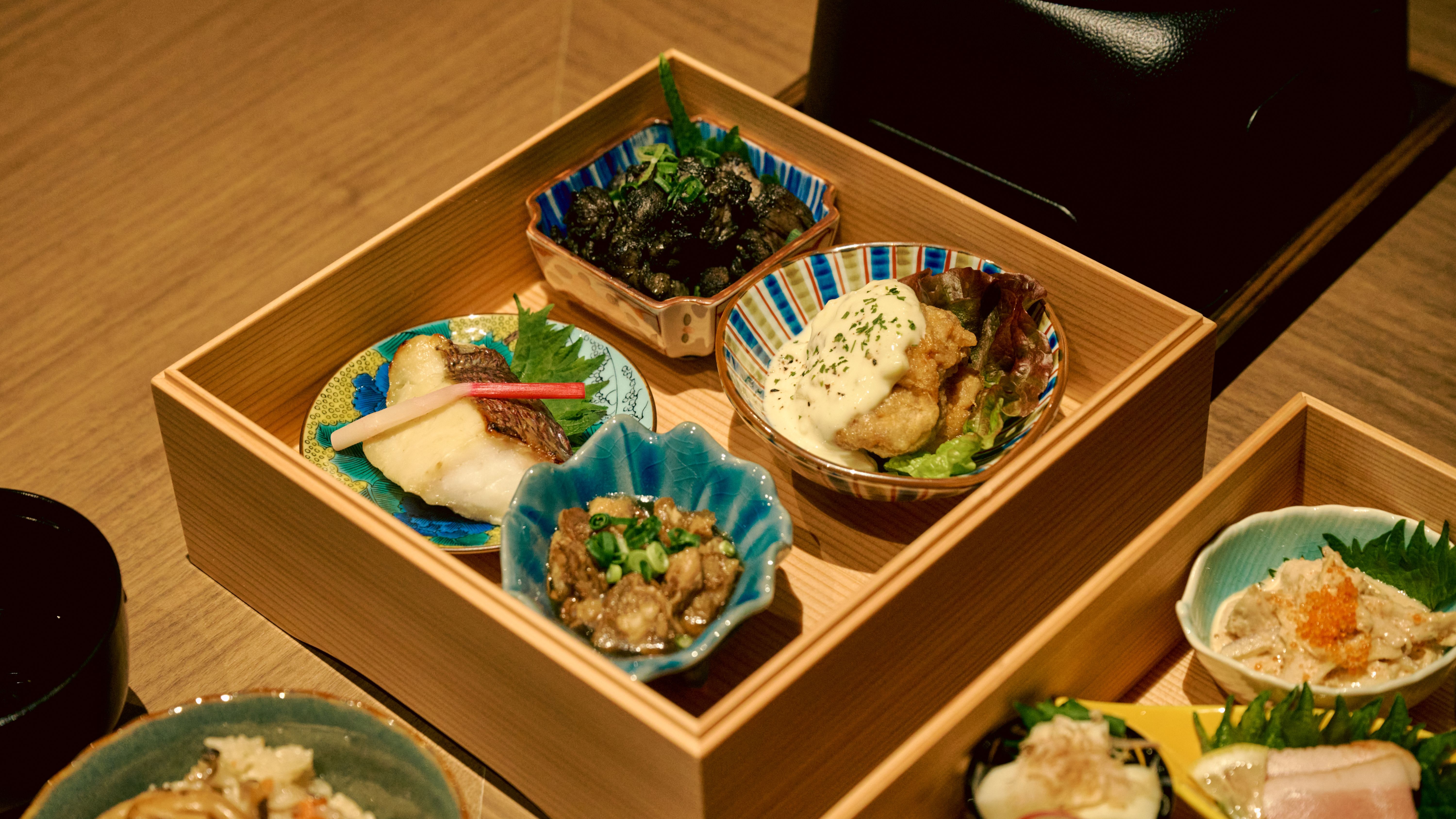 「梅コース」日南鶏の炭火焼など宮崎の食材を贅沢に使用した懐石おせち（イメージ）