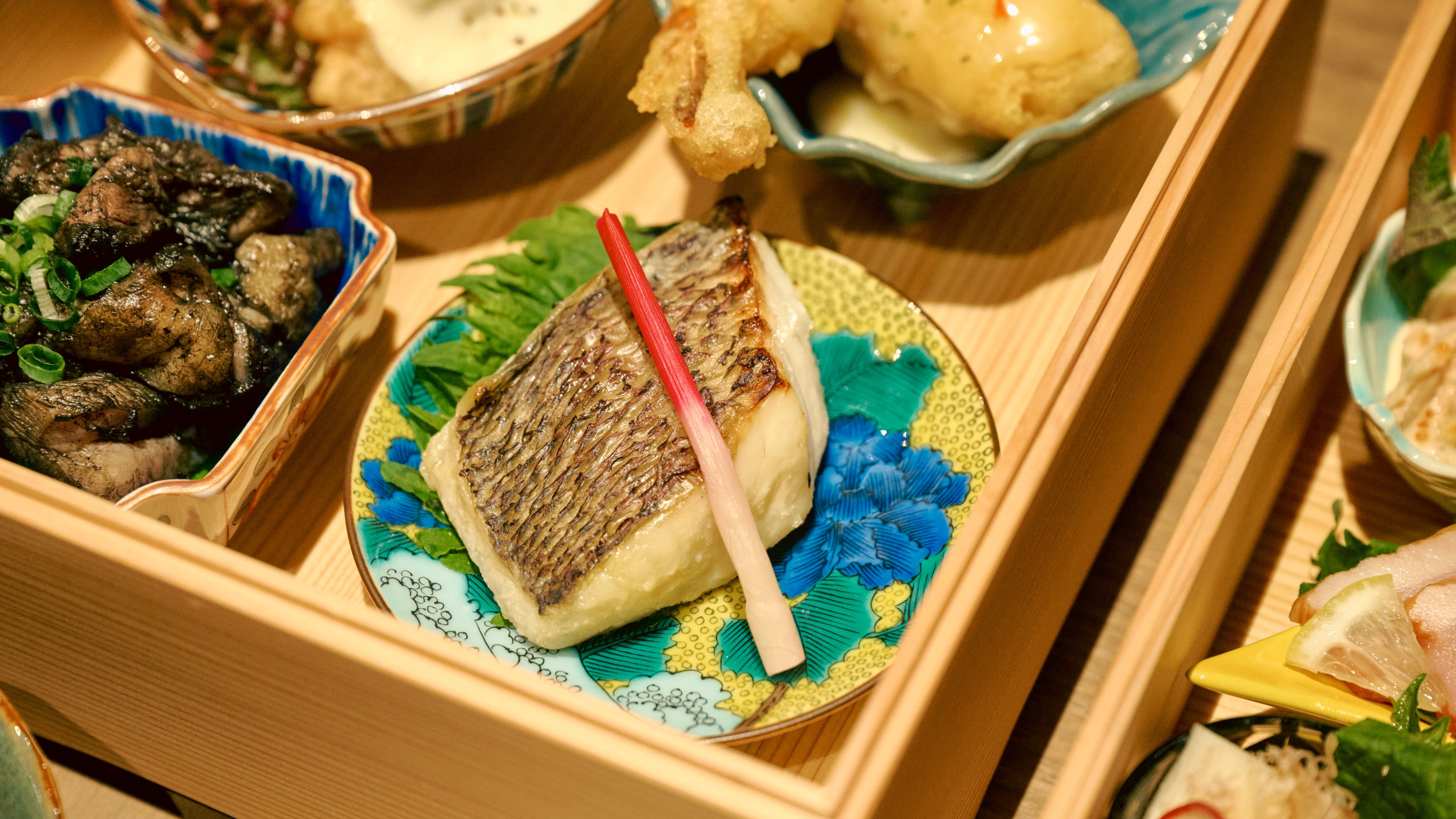 「竹コース」霧島鶏の炭火焼など宮崎の食材を使用した懐石おせち（イメージ）