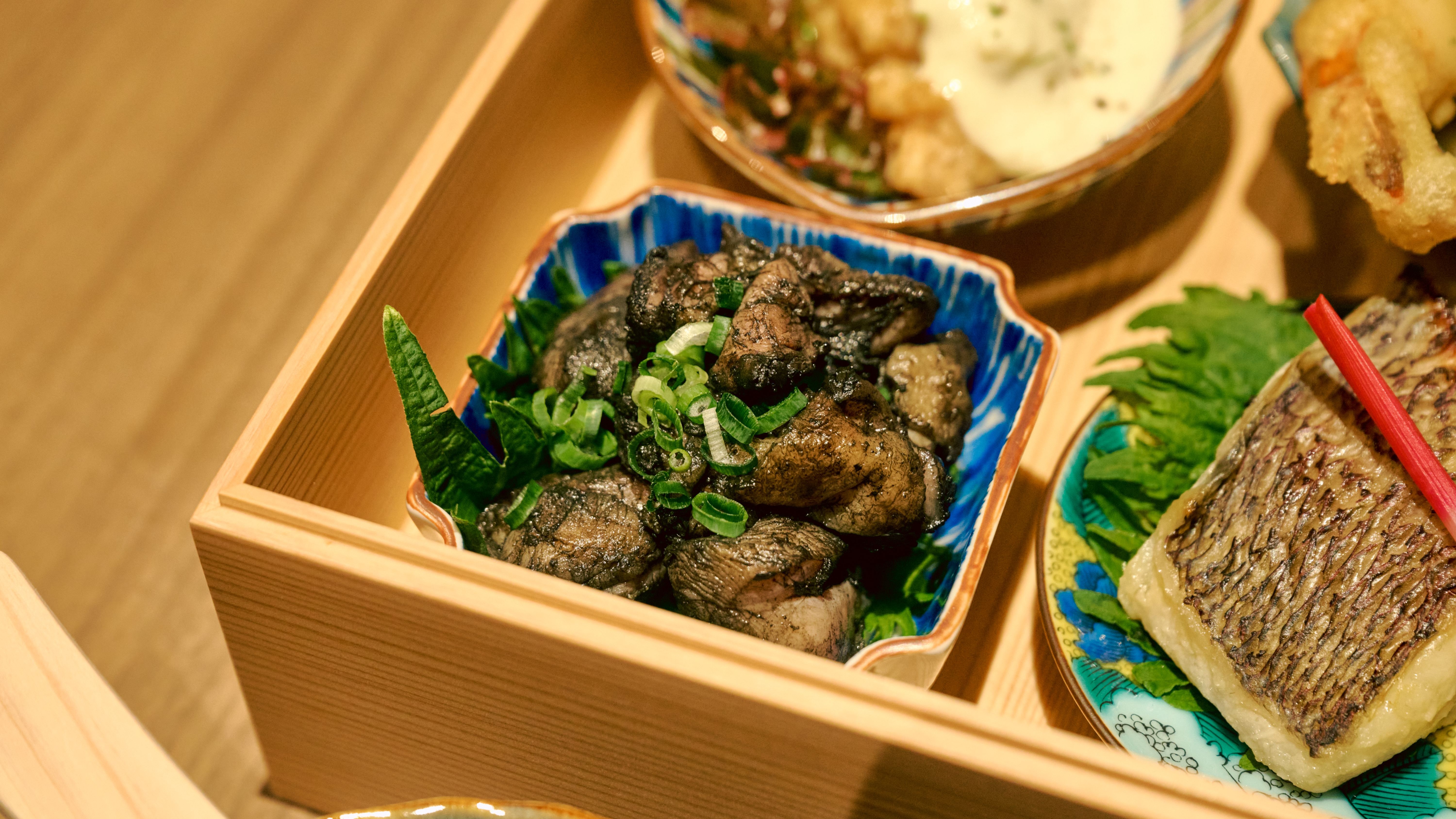 「竹コース」霧島鶏の炭火焼など宮崎の食材を使用した懐石おせち（イメージ）