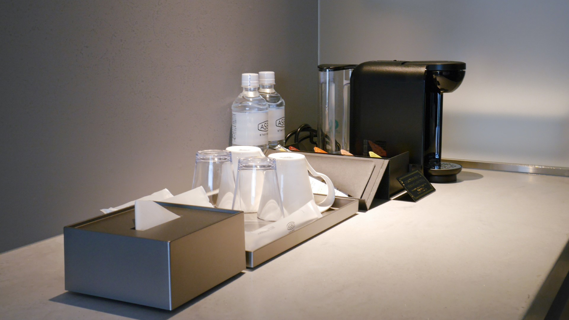 お水はお部屋におひとりさま2本のご用意があります