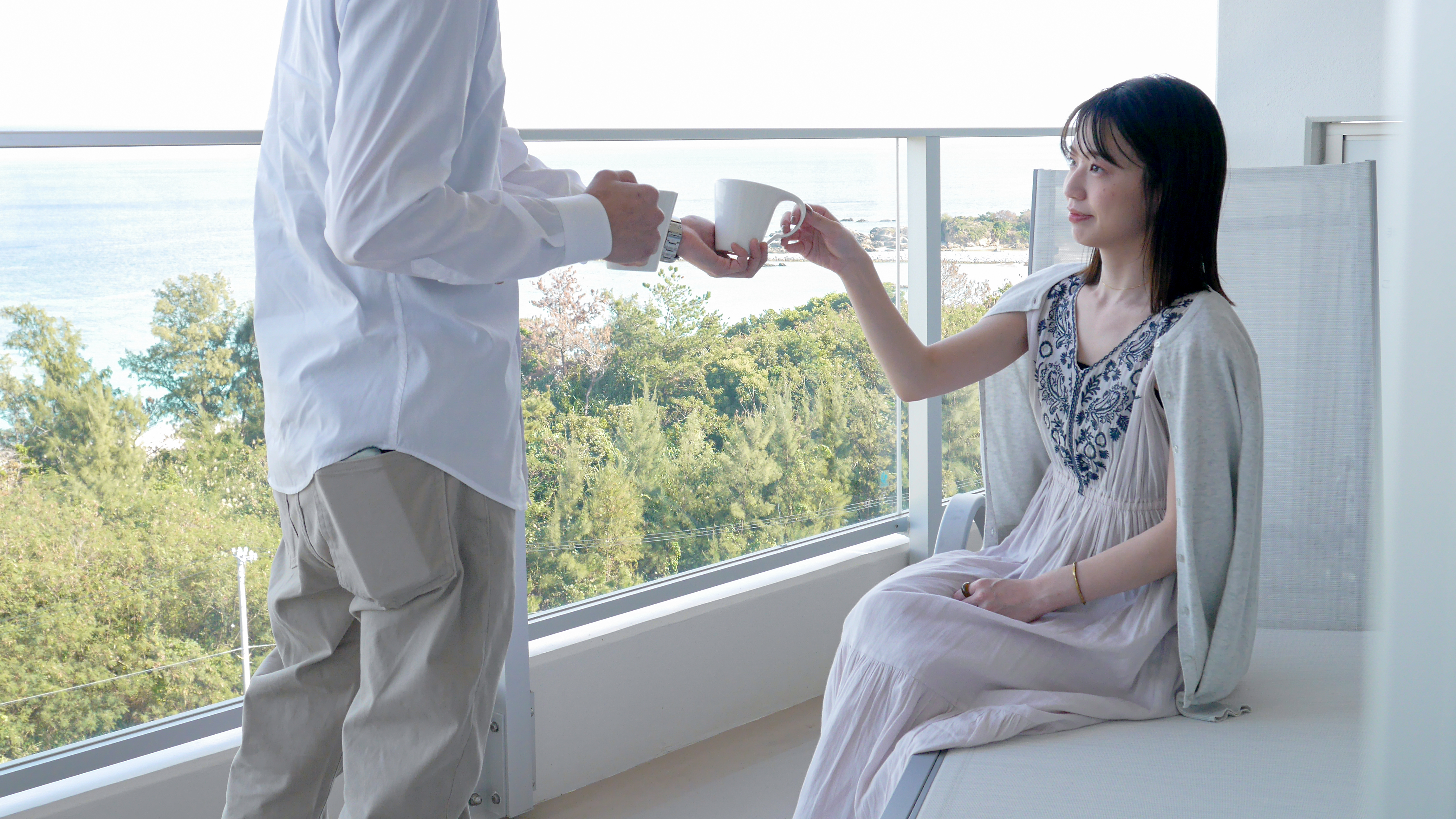 テラスで海を眺めながらゆっくりとコーヒータイムを