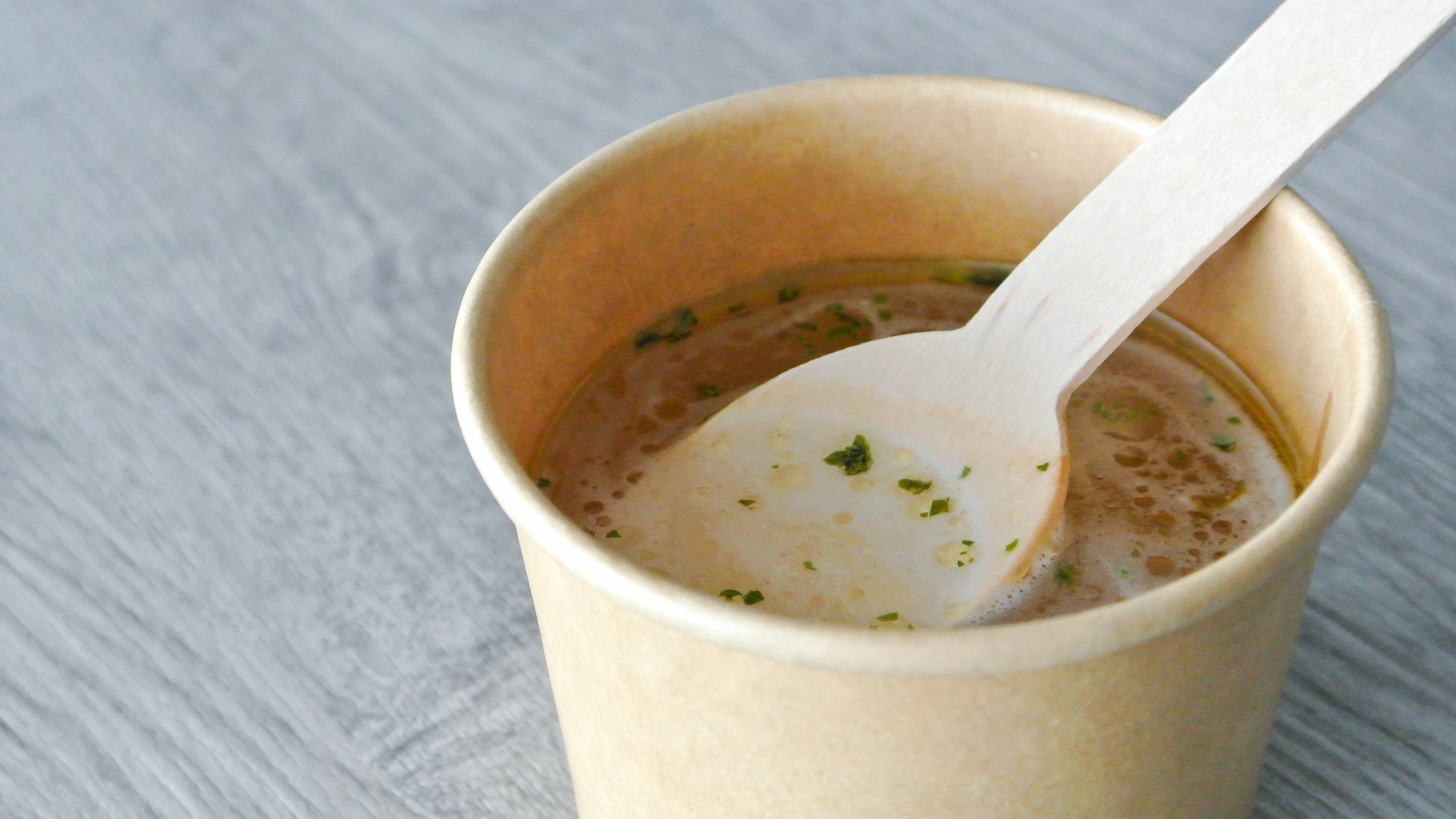 沖縄県産食材を使用したレストラン特製の温かいスープで朝から元気に