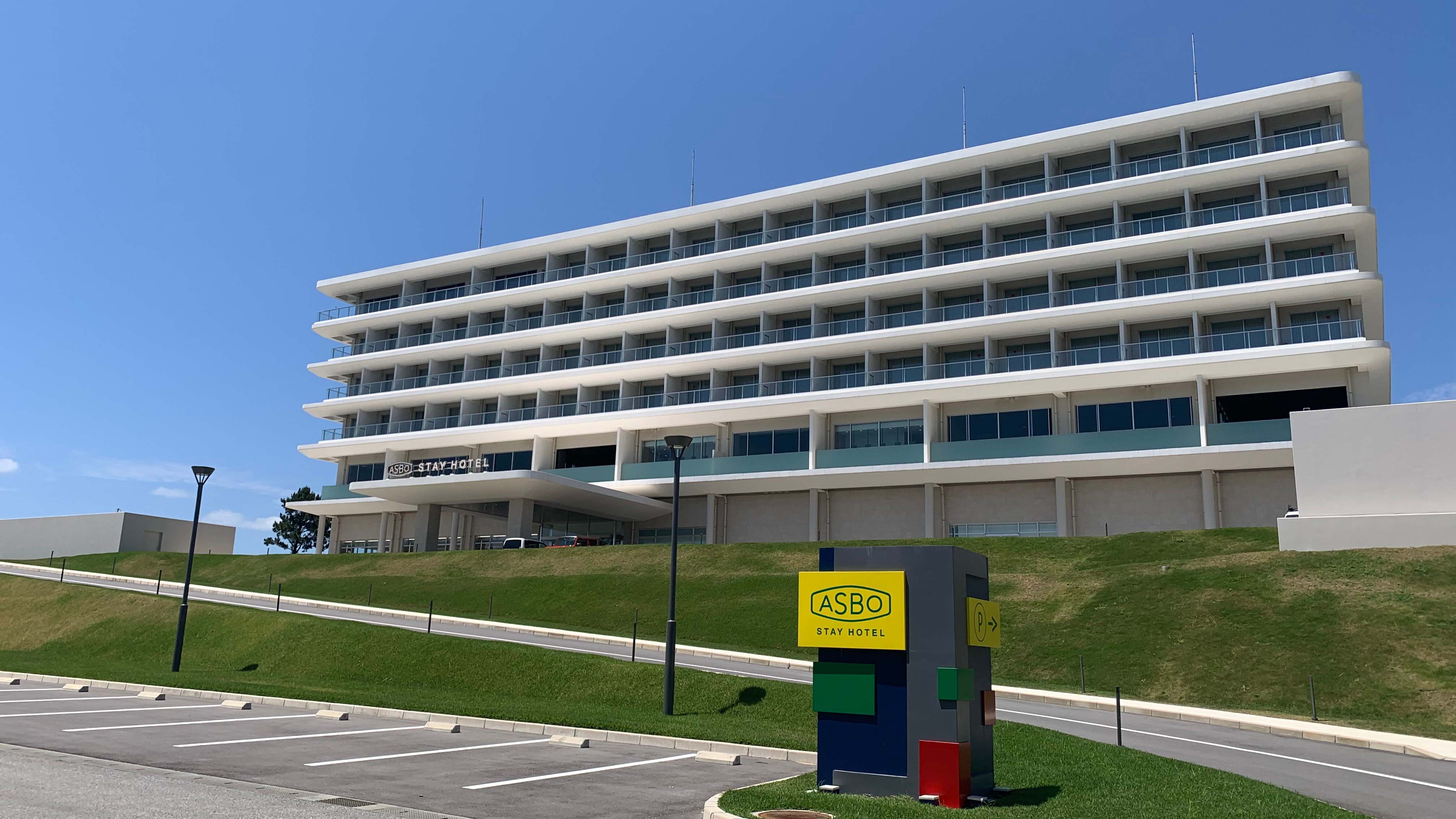 2022年に新築されたシンプルでスマートなホテル