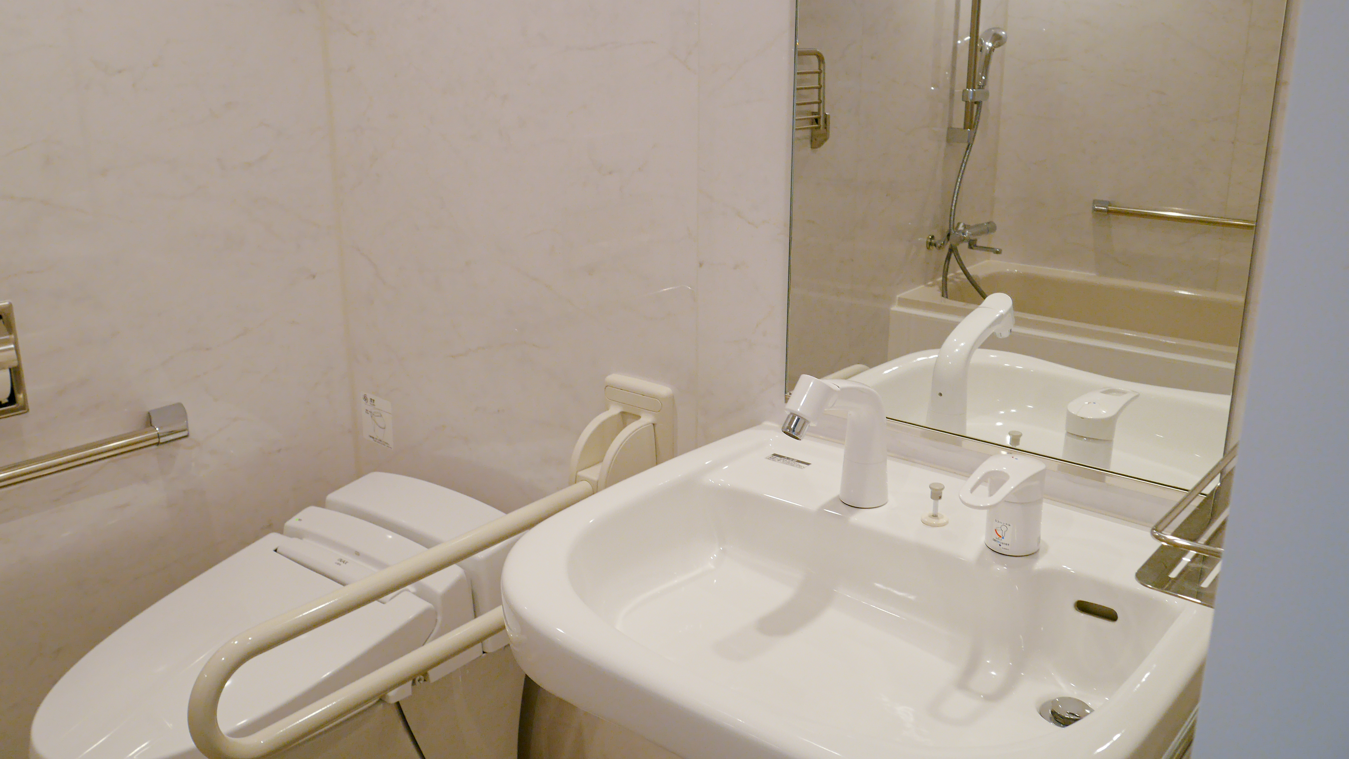 トイレには手すりがついております