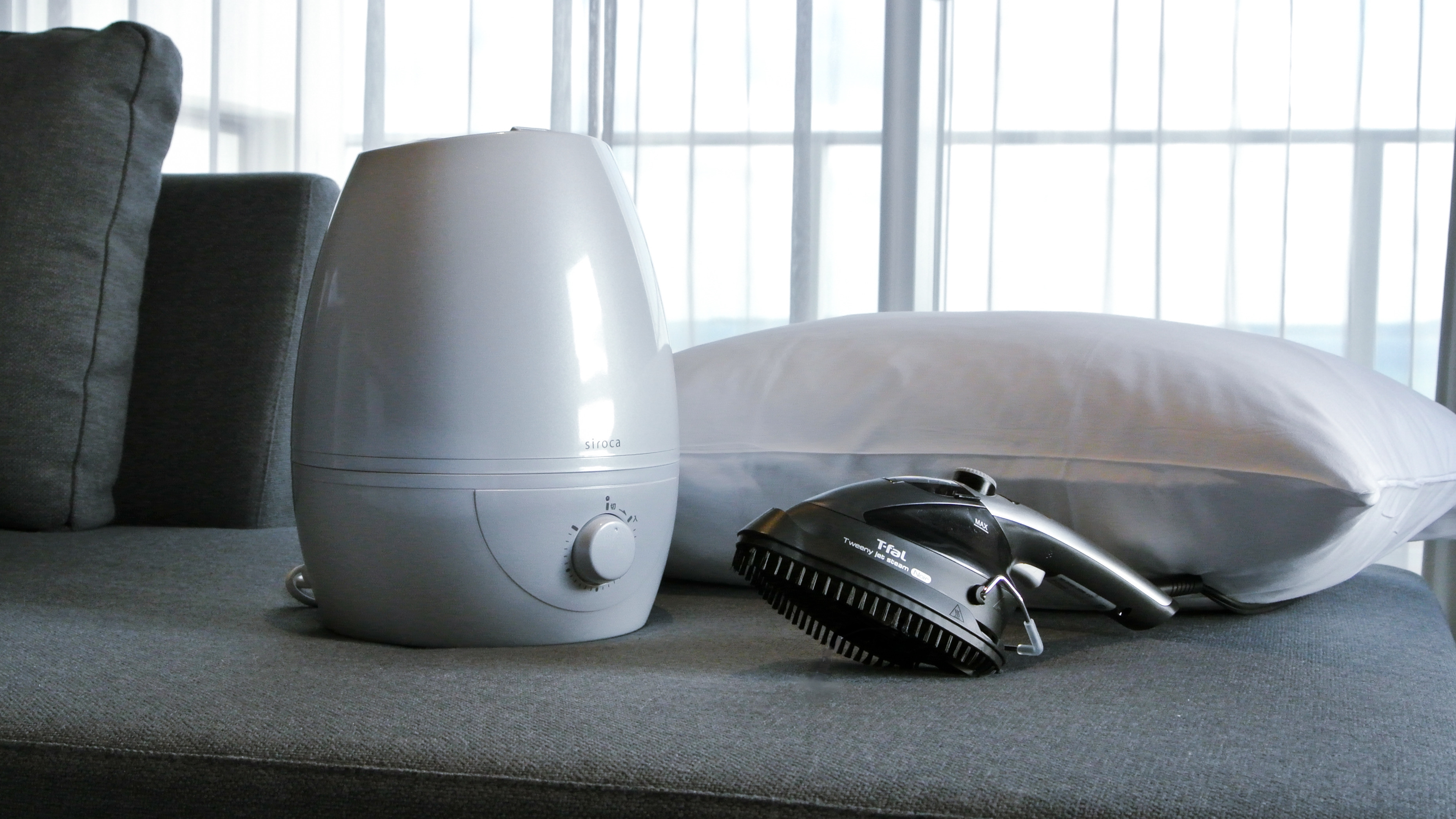 貸出備品としてアイロン、充電器、追加枕をご用意しております。