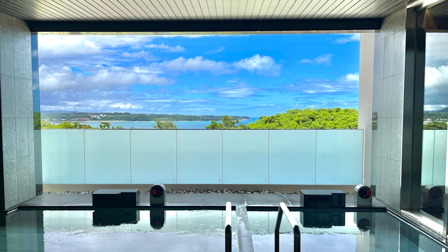 温泉から海をながめゆっくりとした時間の流れを味わう