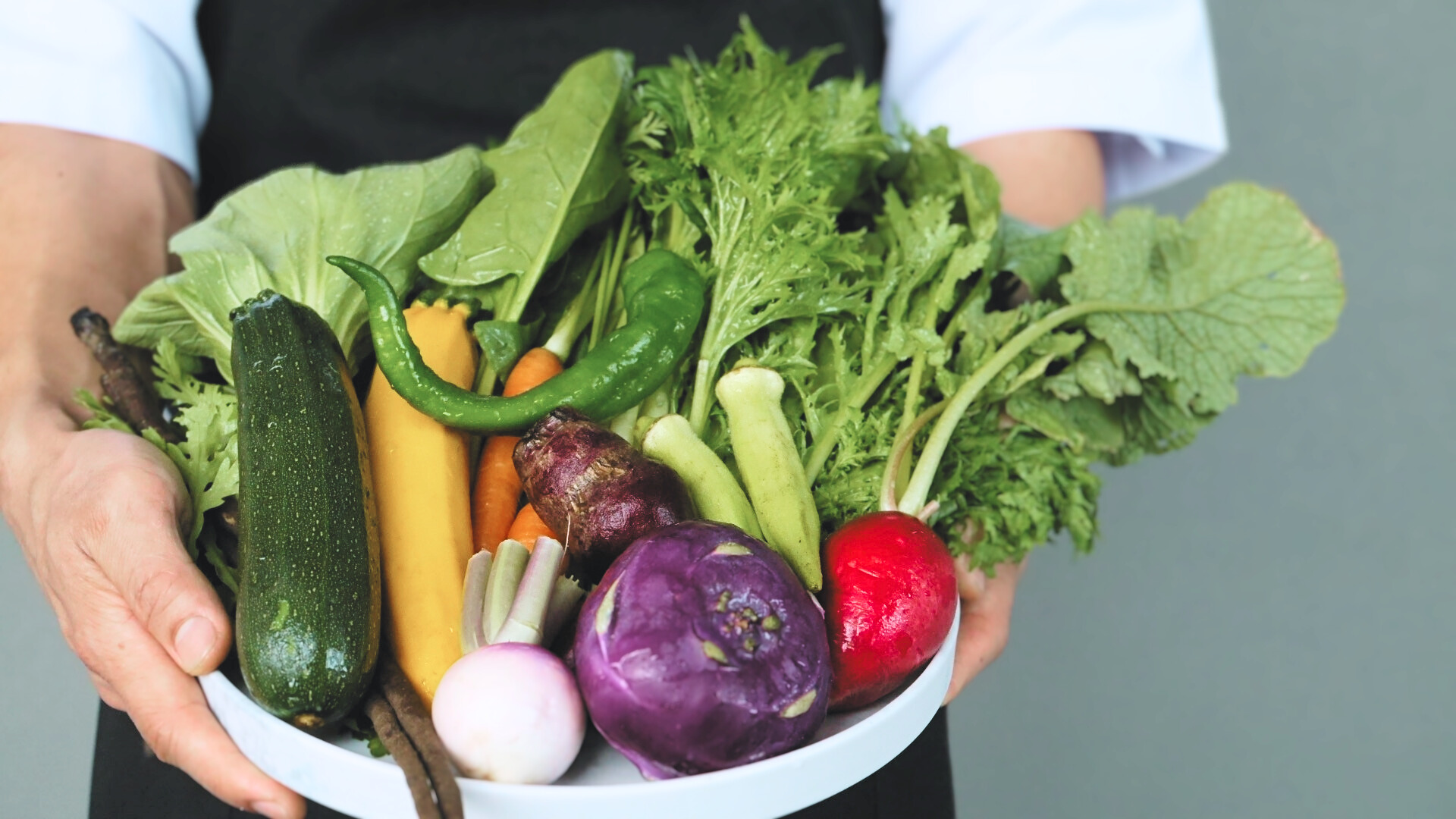 旬の沖縄県産野菜を使用