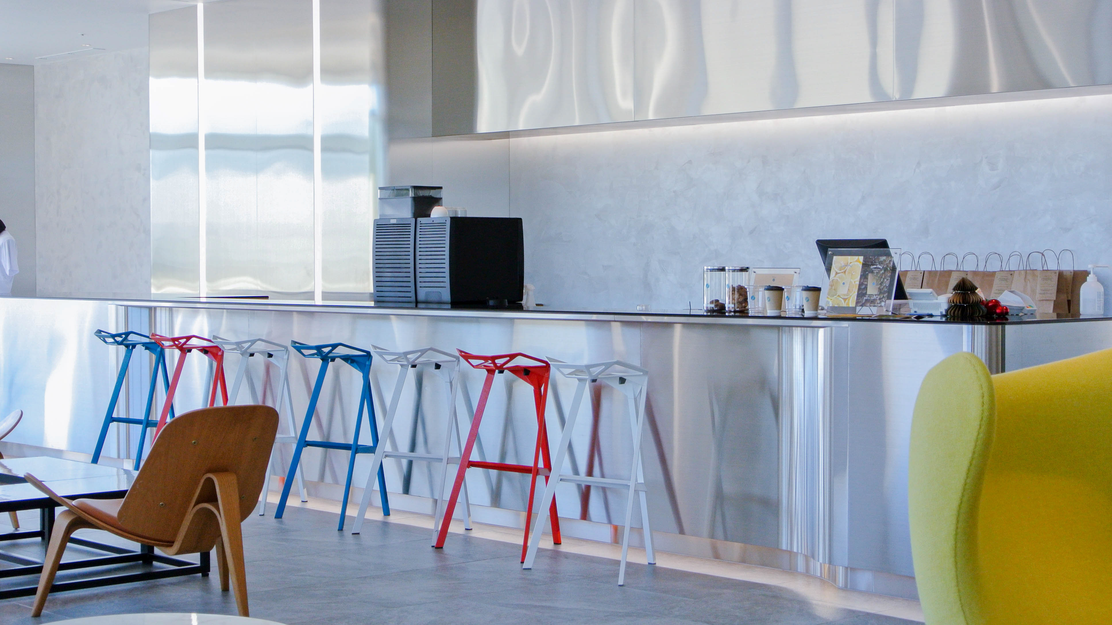 ロビーにはカフェもありゆっくりとお休みいただけます