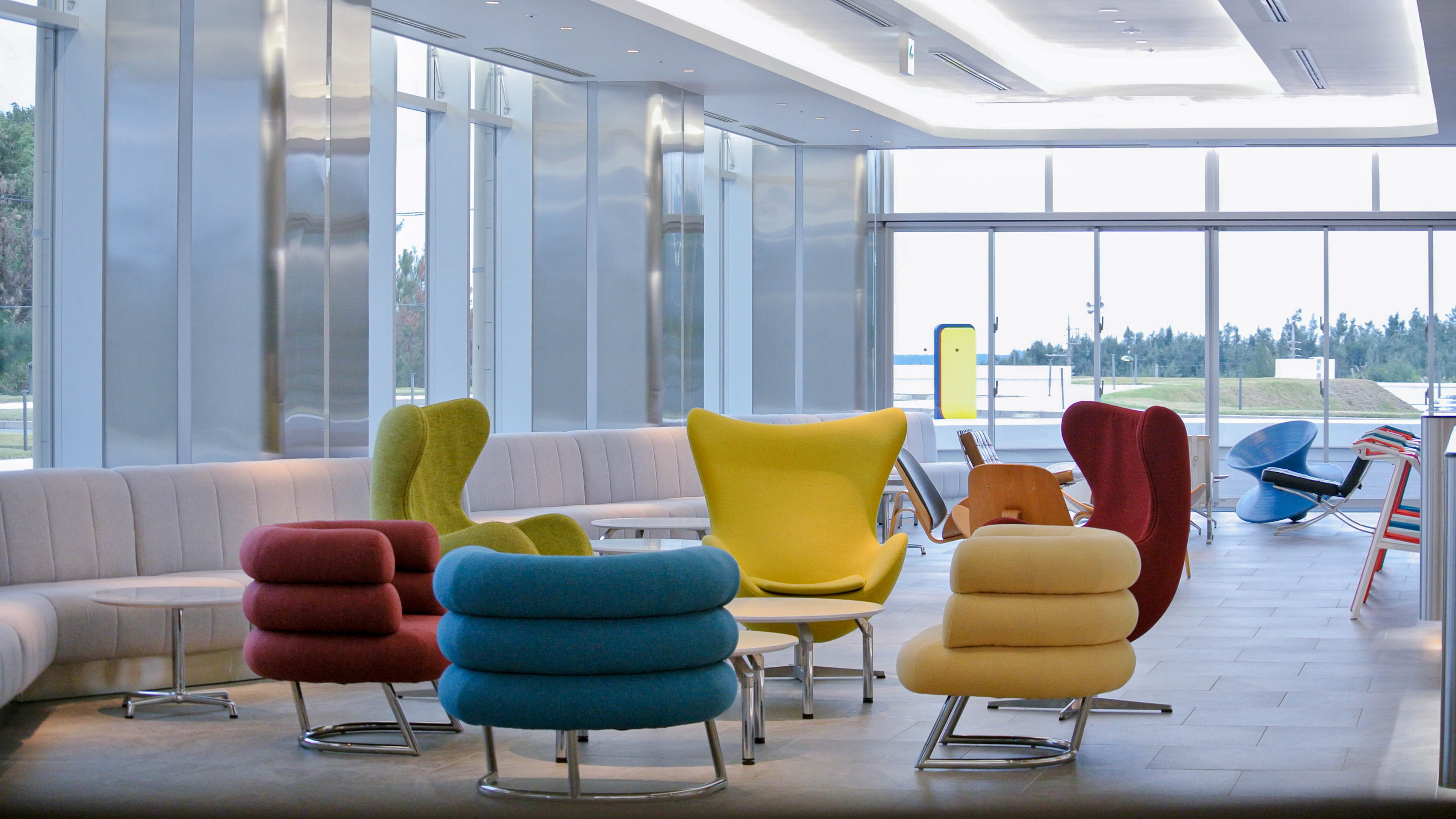 カラフルで多種多様な椅子が目を楽しませる