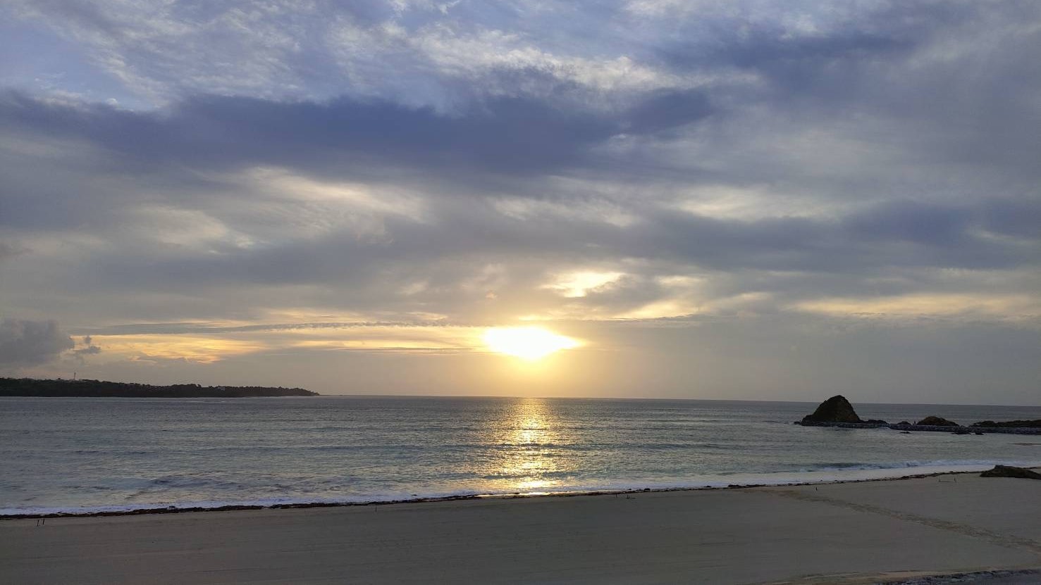 薄暗い空から気持ちの良い朝日にかわるマジックタイム