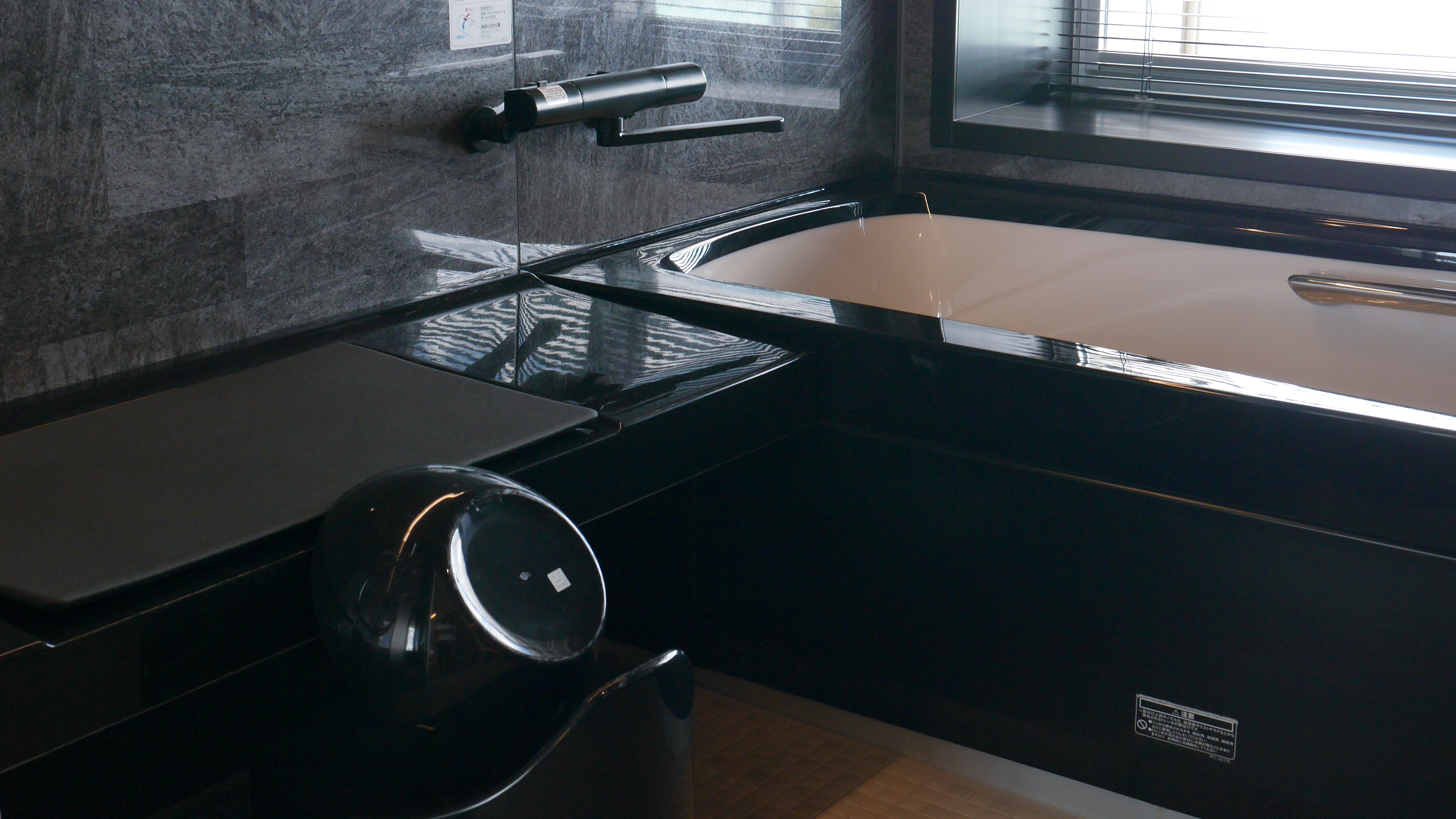 広々とした浴槽つきのバスルーム