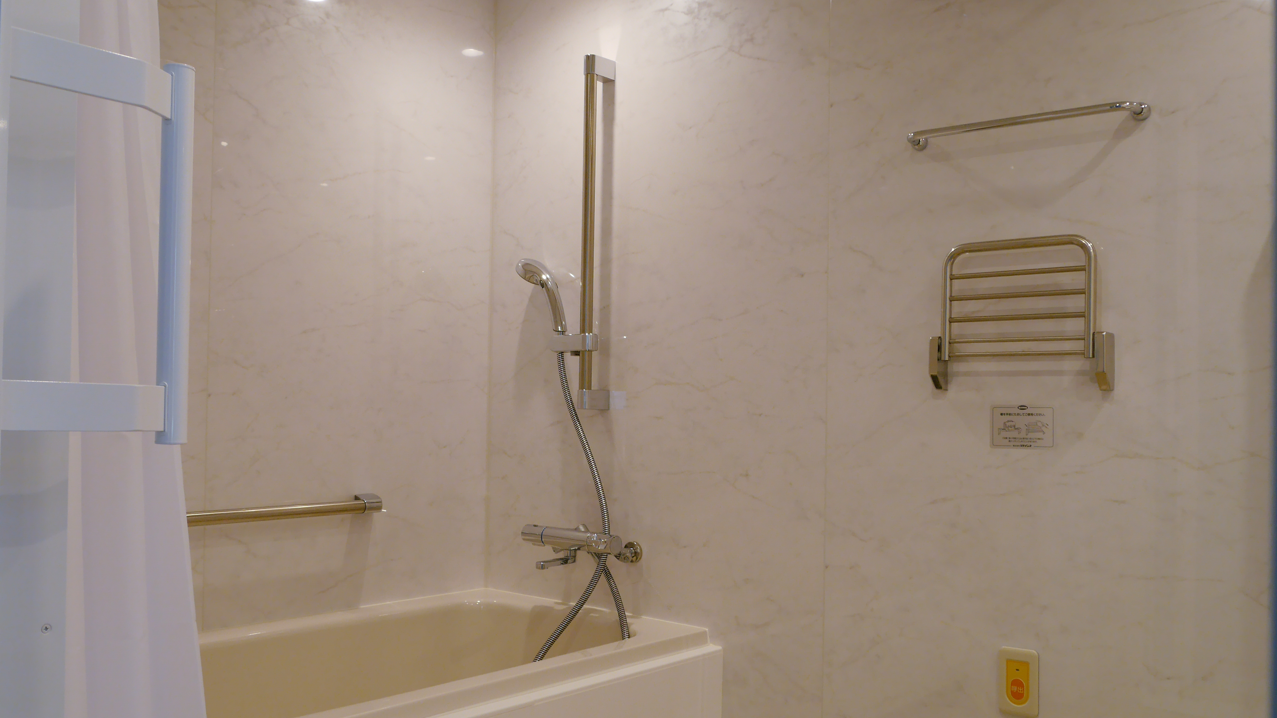 浴槽には手すりがついております