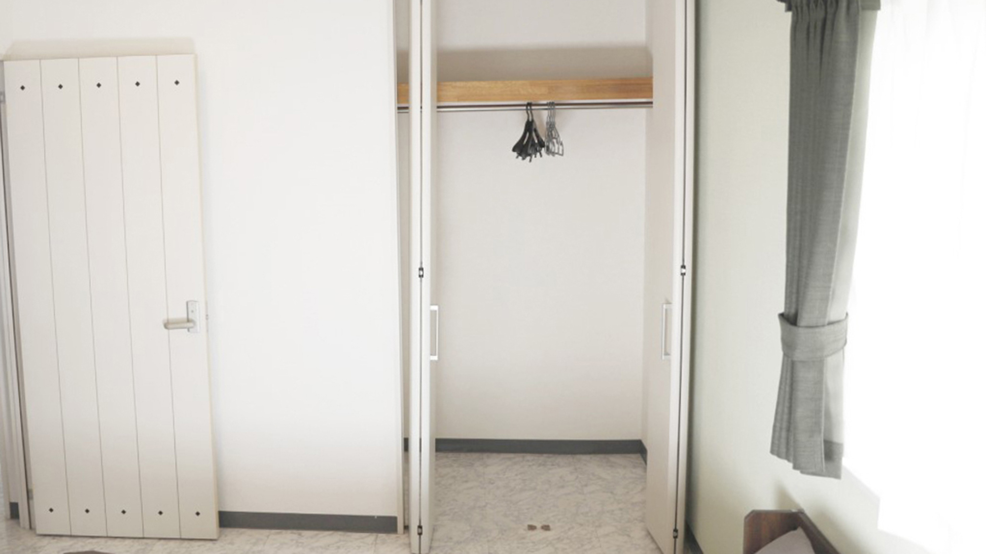 ・【ベッドルーム】洋服や荷物を収納できるクローゼットがございます