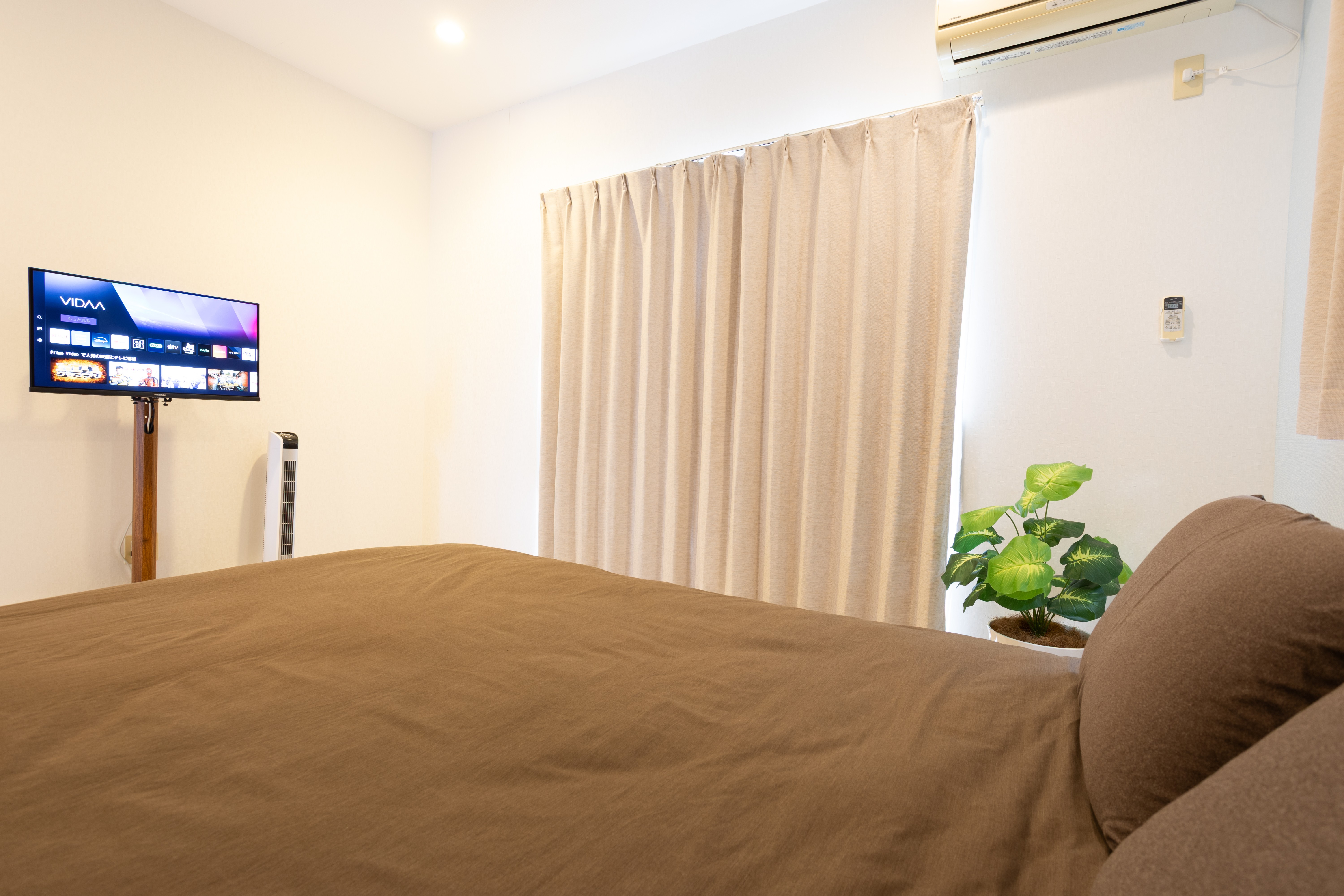 ・【ベッドルーム】ベッドで寛ぎながら海を眺められるダブルルーム