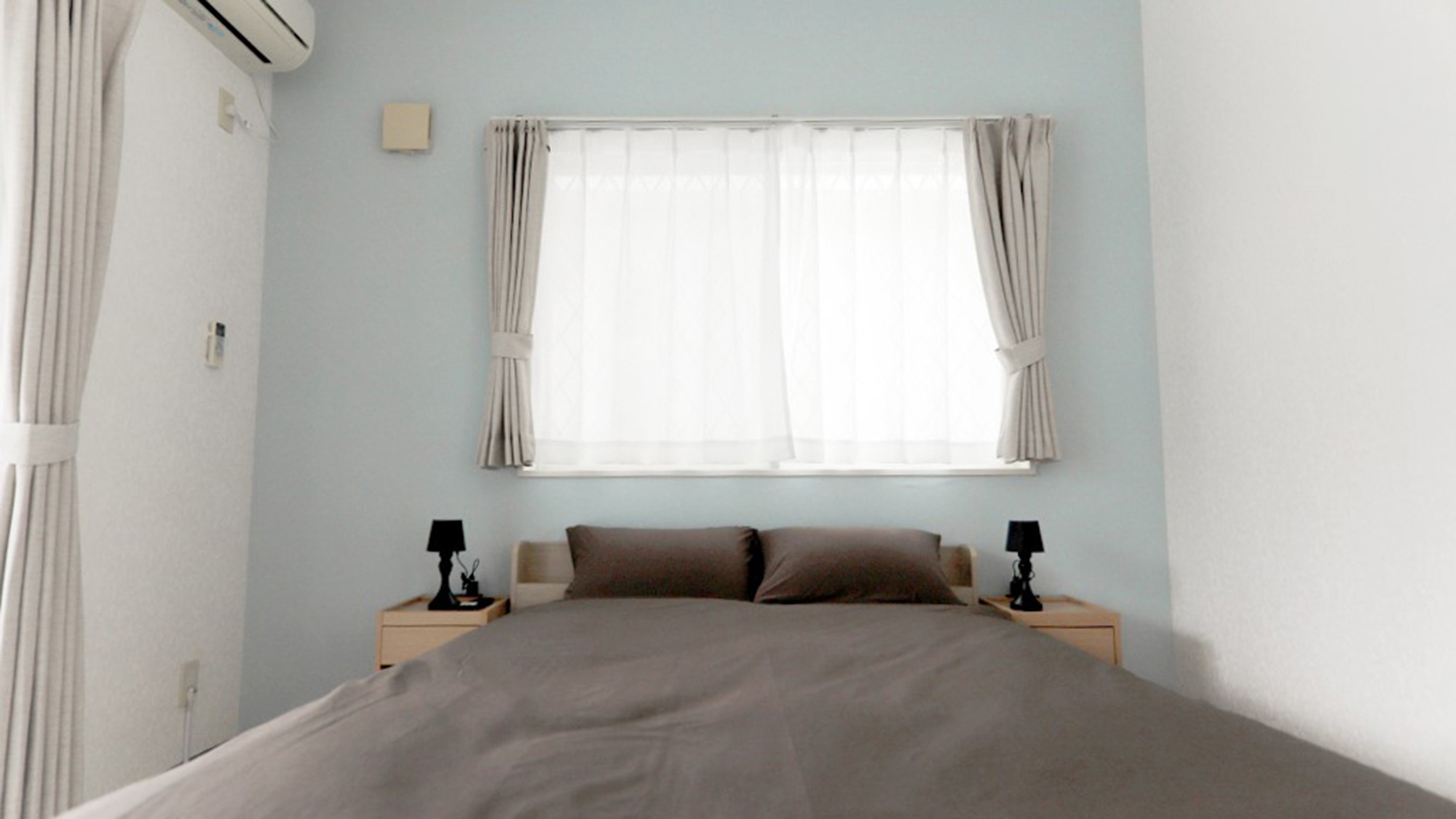 ・【ベッドルーム】ふかふかのベッドでゆったりとお休みください。ダブルの寝室のみTVがございます