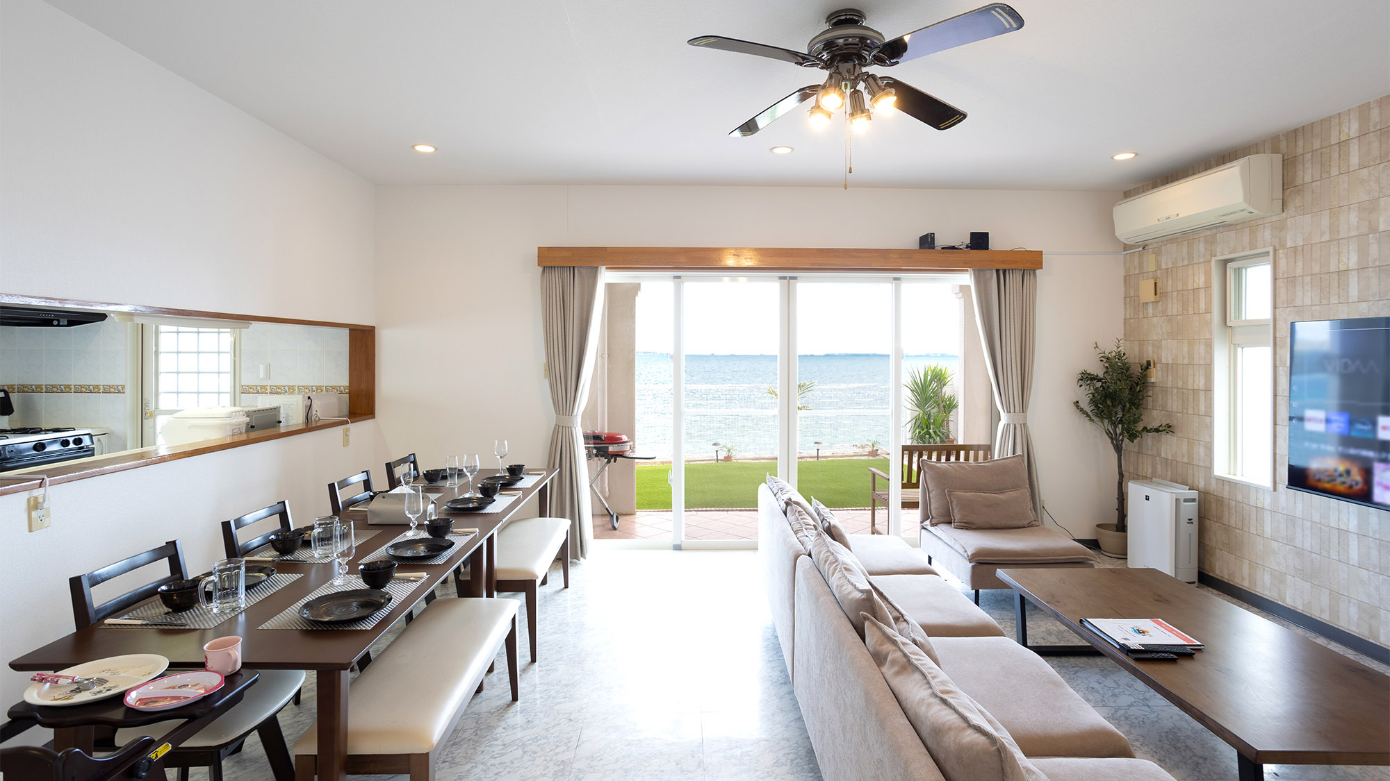 ・【リビング／ダイニング】大きなテーブルを囲んでみんなで楽しい時間をお過ごしください