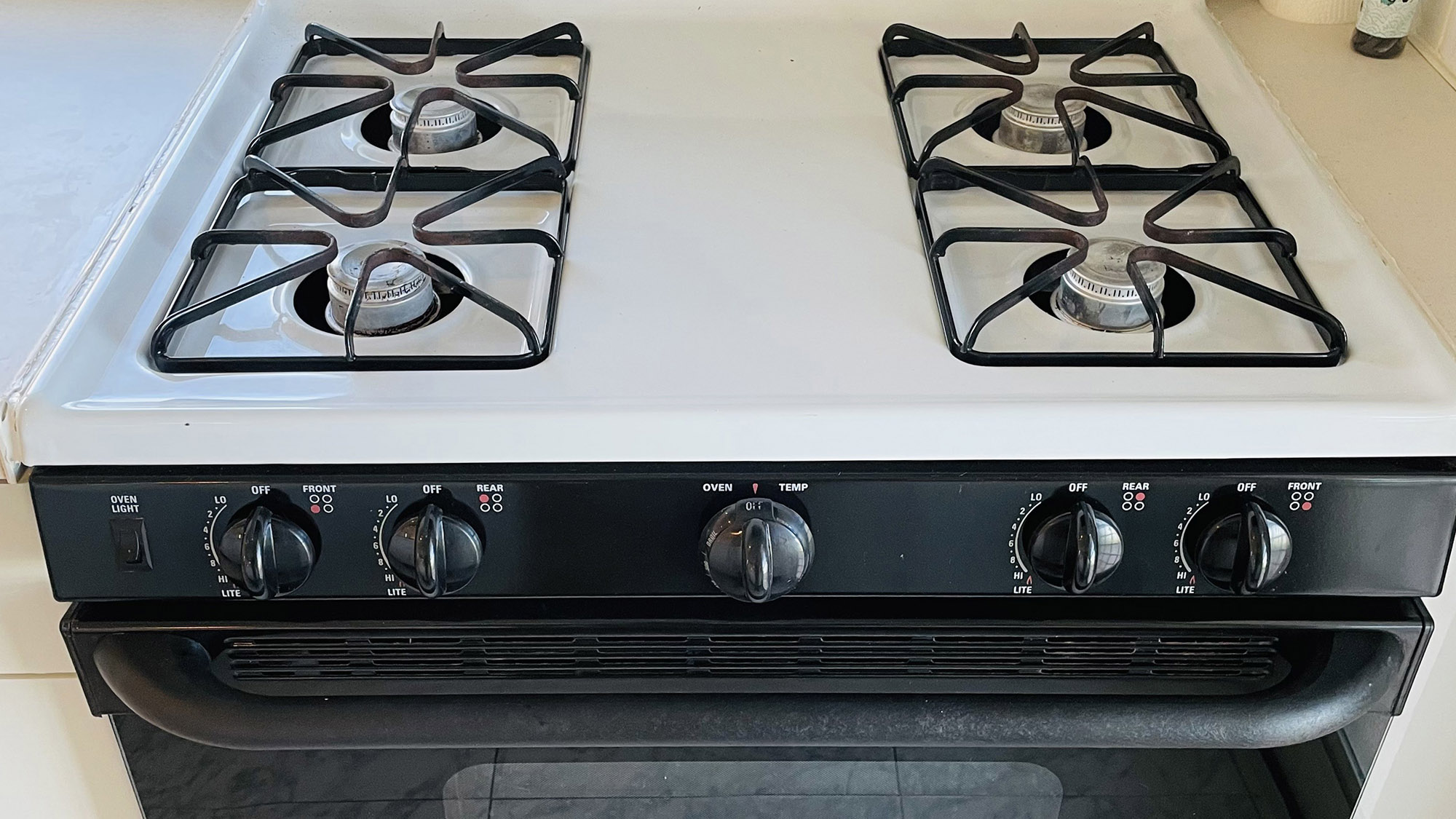 ・【キッチン】4口ガスコンロ。複数の調理が同時にできるので、お料理の幅が広がります♪