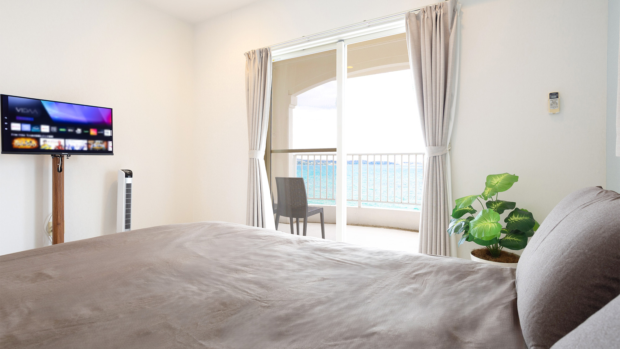 ・【ベッドルーム／ダブルベッド1台・TV付き】就寝までベッドの上でテレビをご覧いただけます