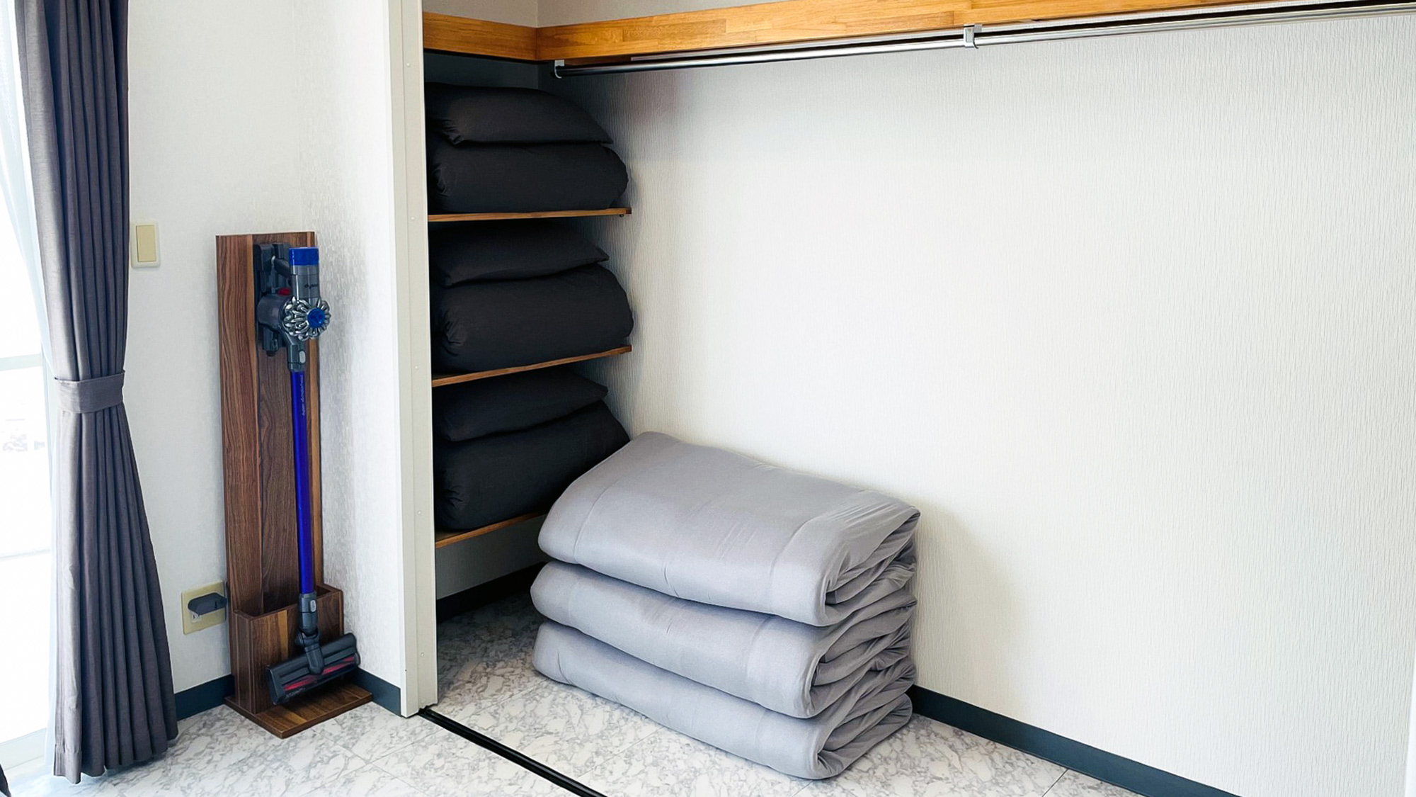 ・【クローゼット】シングルお布団が3組収納。その他シングル5台、ダブル１台のベッドで10人まで宿泊可