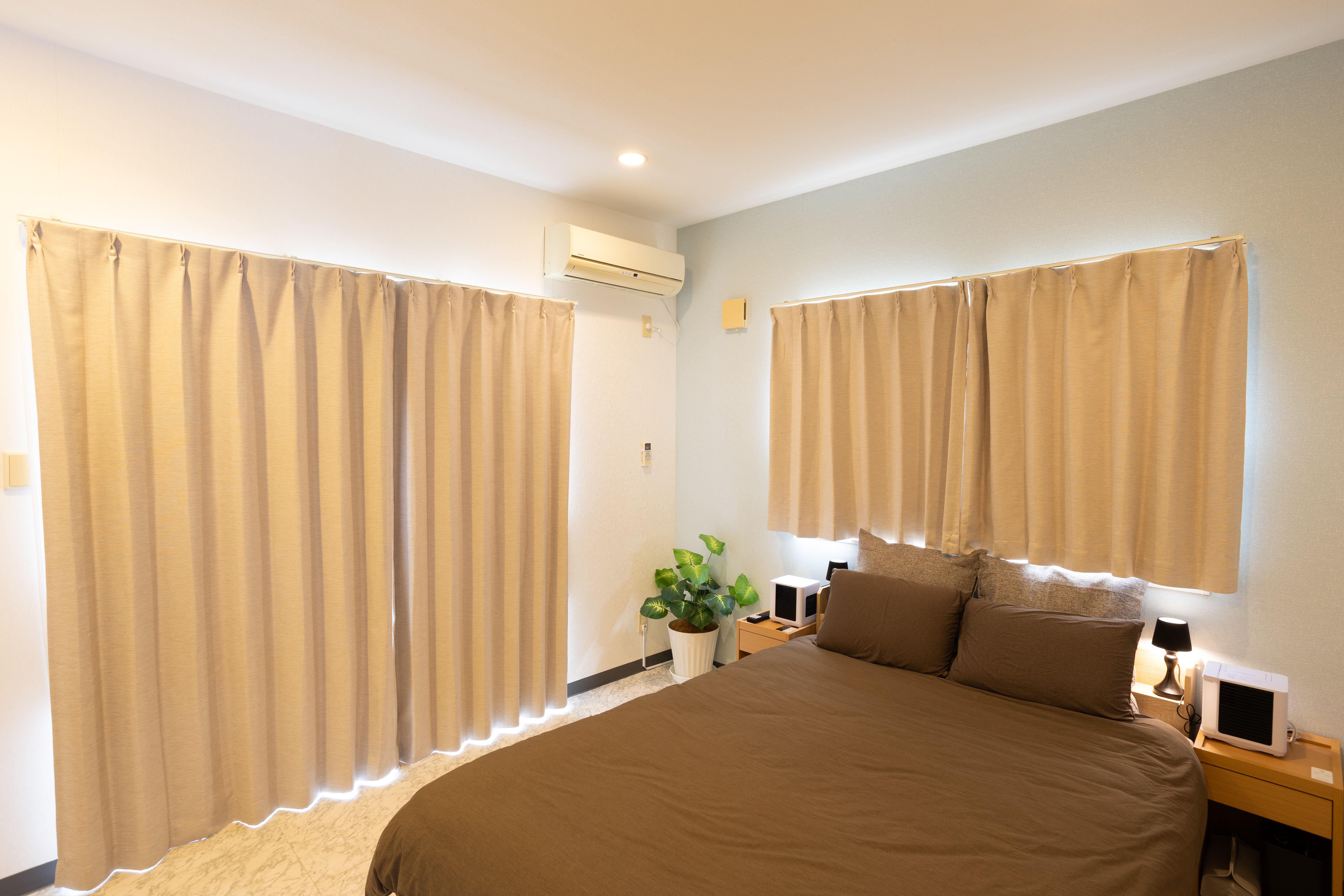 ・【ベッドルーム／ダブルベッド1台・TV付き】就寝までベッドの上でテレビをご覧いただけます