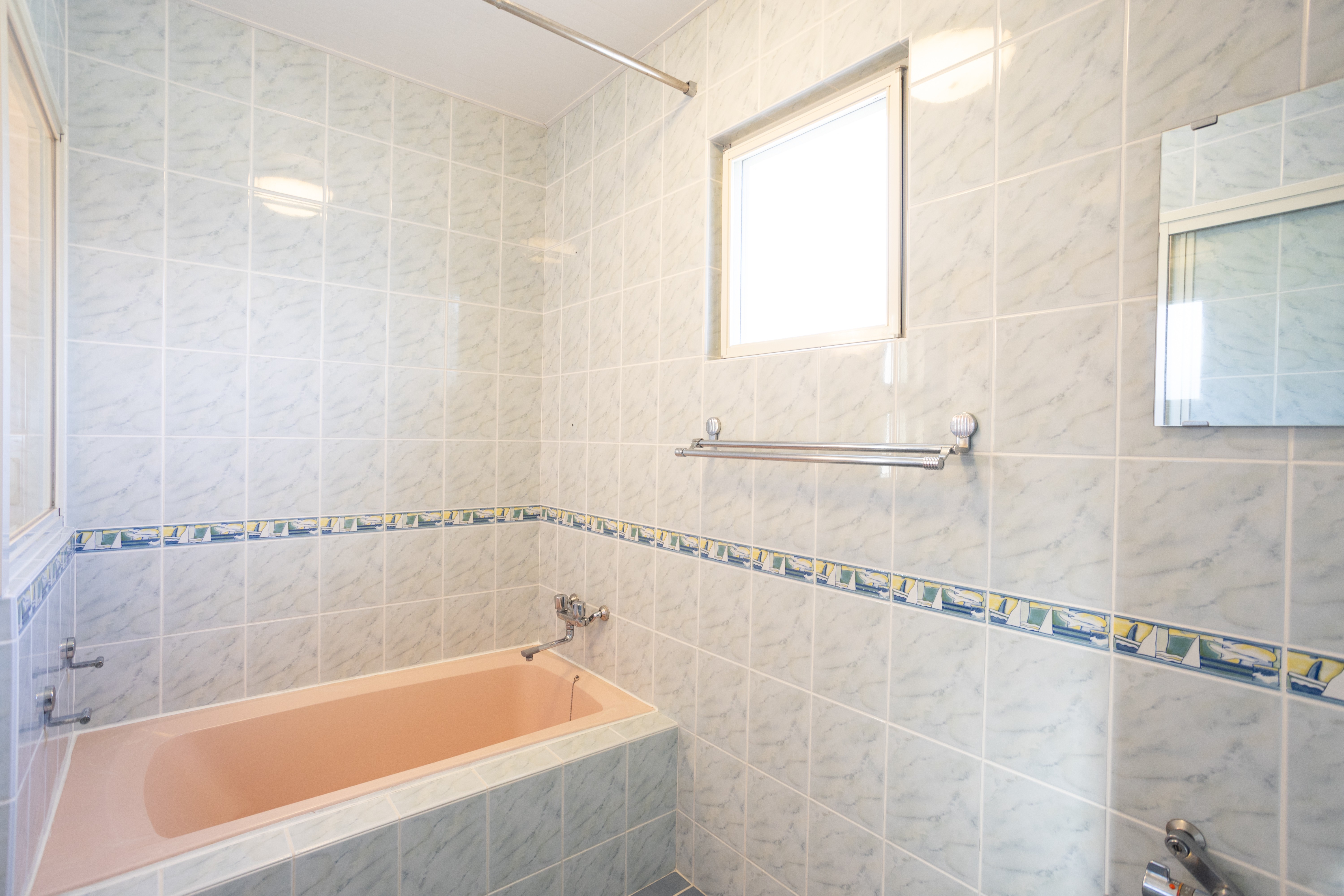 ・【バスルーム】ゆとりある洗い場とゆったり浸かれる浴槽。旅の疲れをリフレッシュ♪