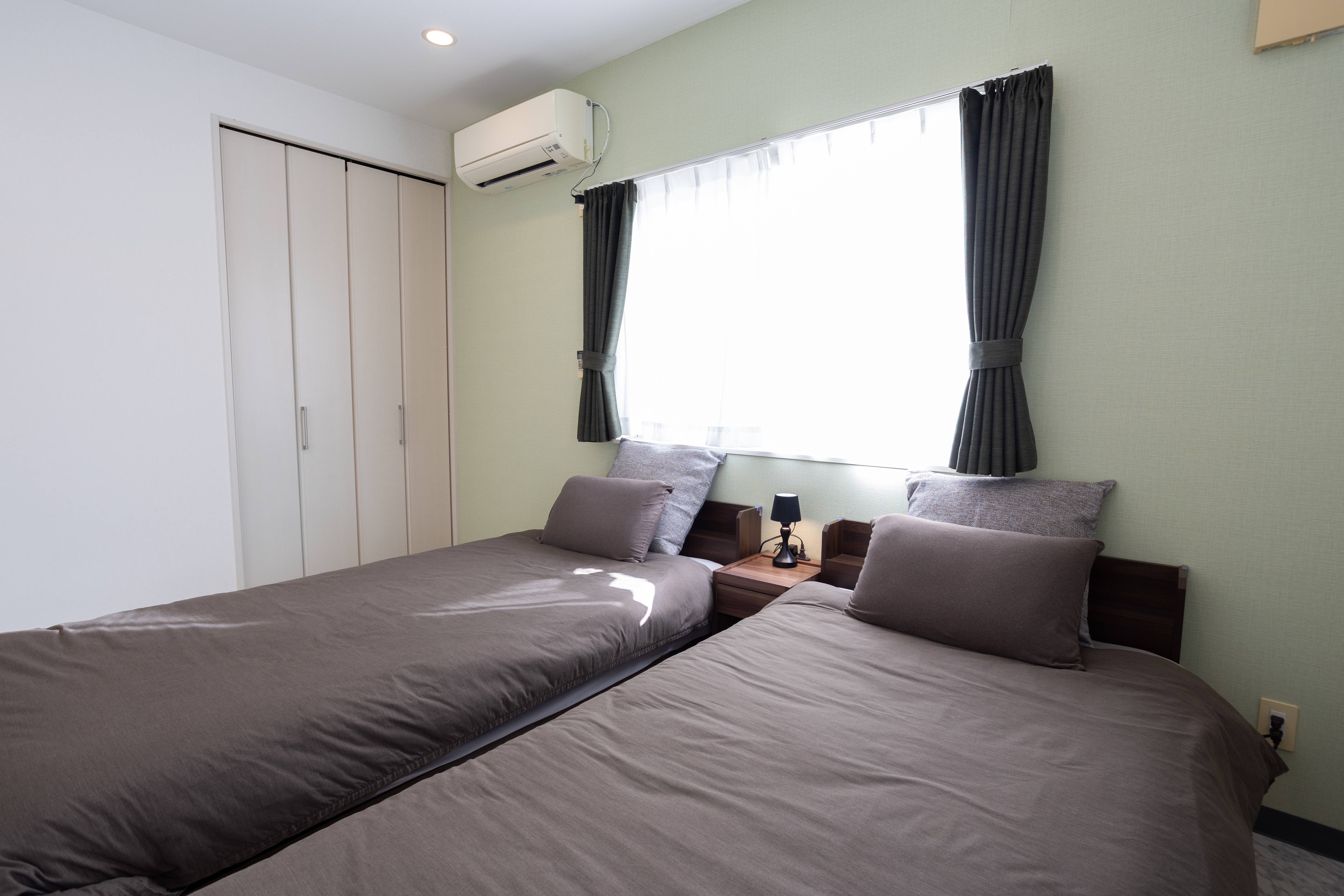 ・【ベッドルーム／シングルベッド2台】ゆったりとお休みいただけるツインルーム