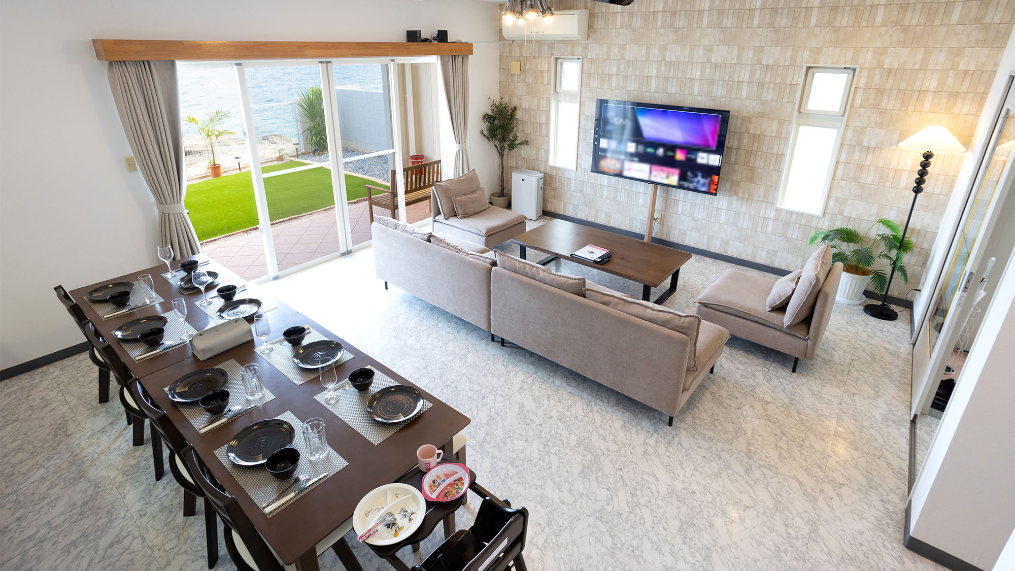 ・【リビング／ダイニング】広々空間でゆったりお寛ぎいただけます