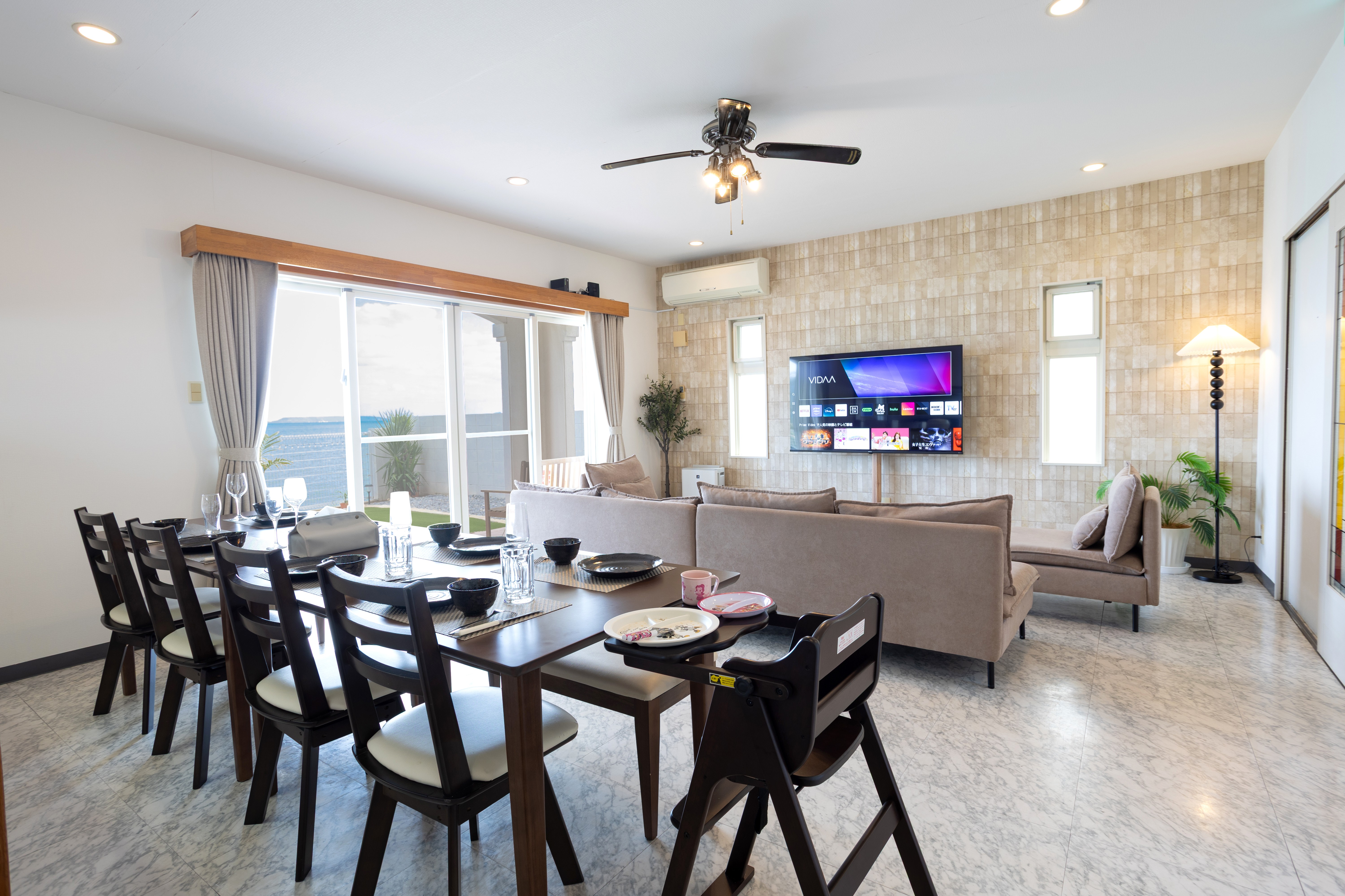 ・【リビング／ダイニング】大きなテーブルを囲んでみんなで楽しい時間をお過ごしください