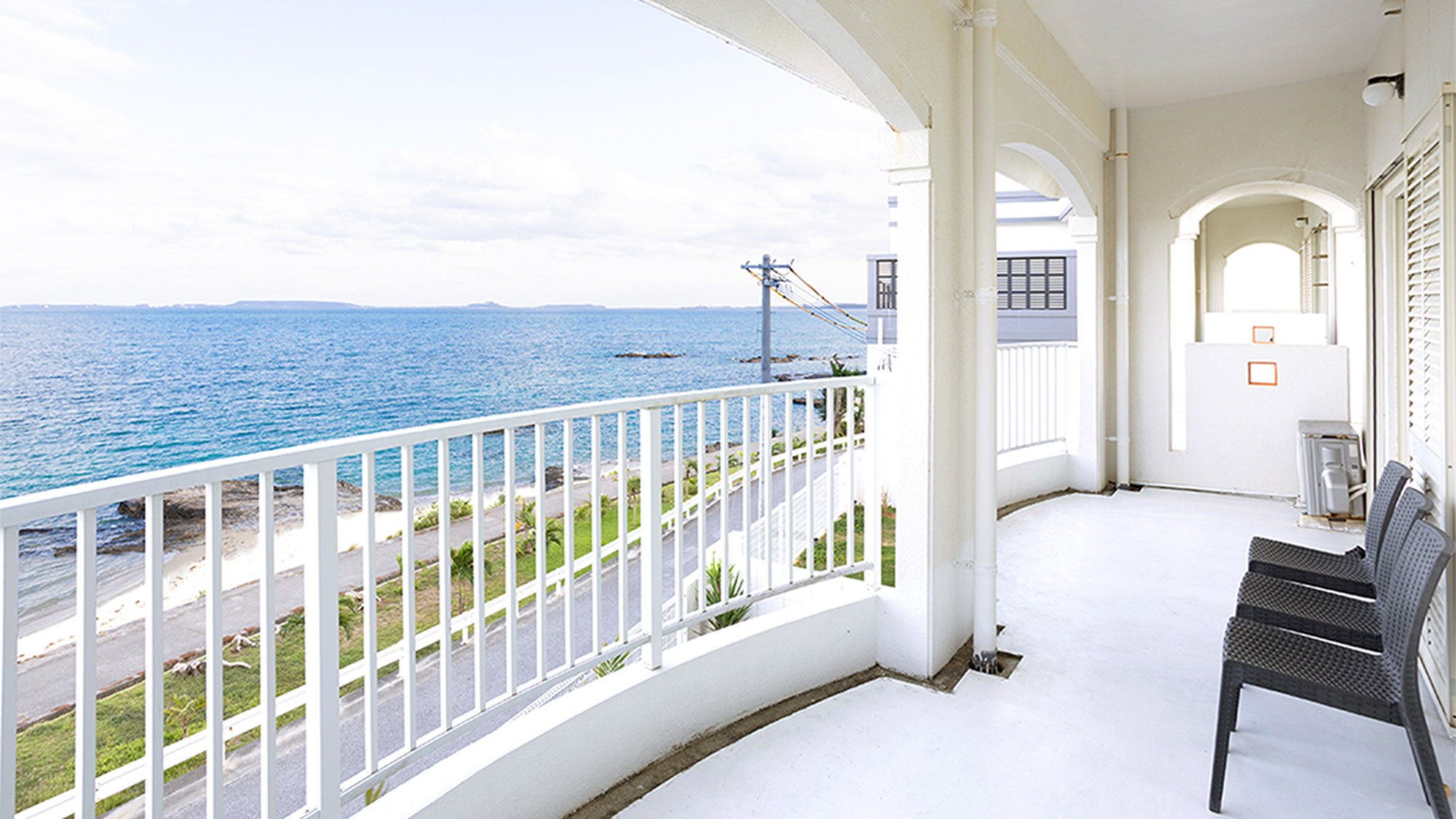 ・【バルコニー】椅子に座って海を眺める特別な空間　日常を忘れ心ゆくまでリラックス