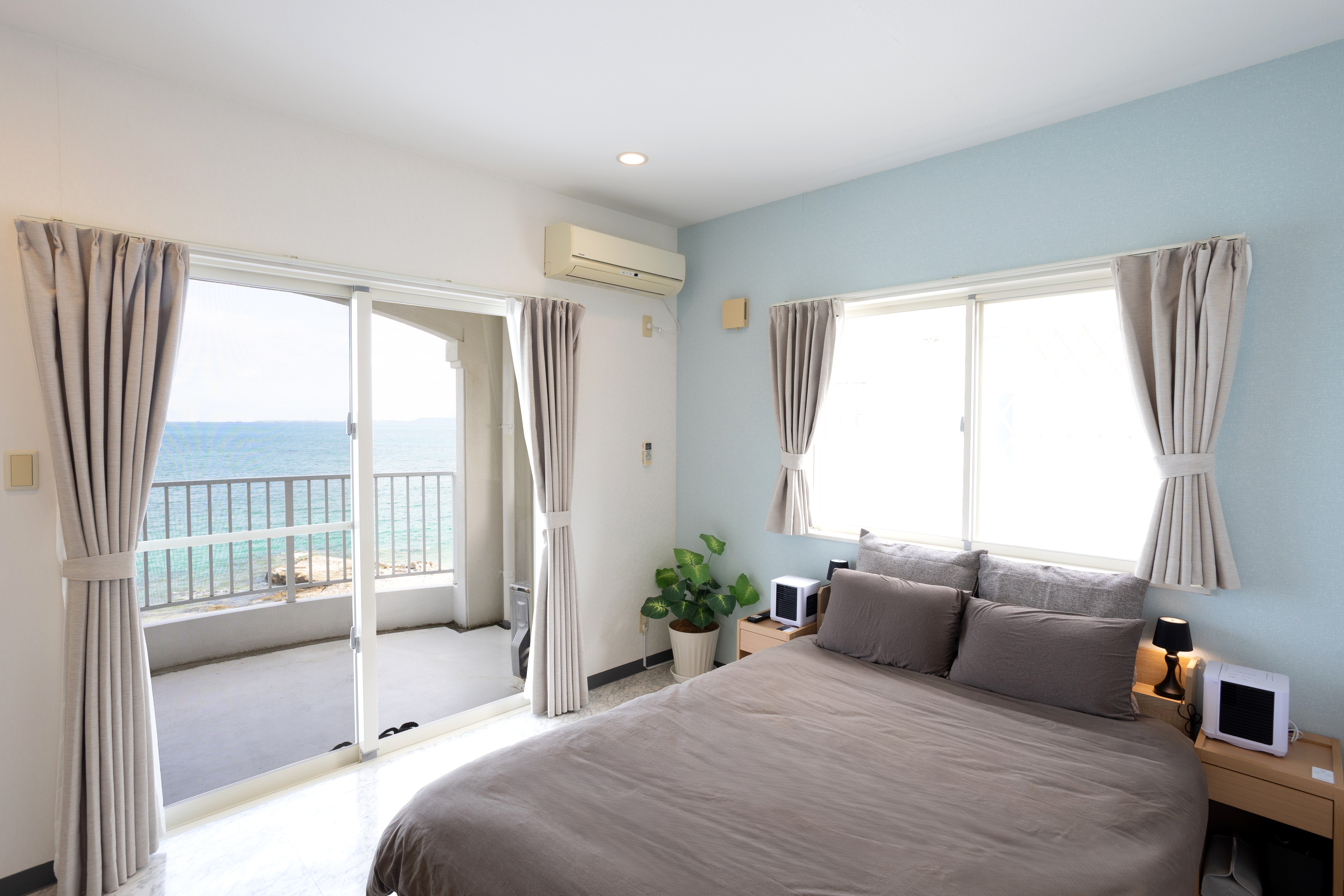 ・【ベッドルーム】ベッドで寛ぎながら海を眺められるダブルルーム