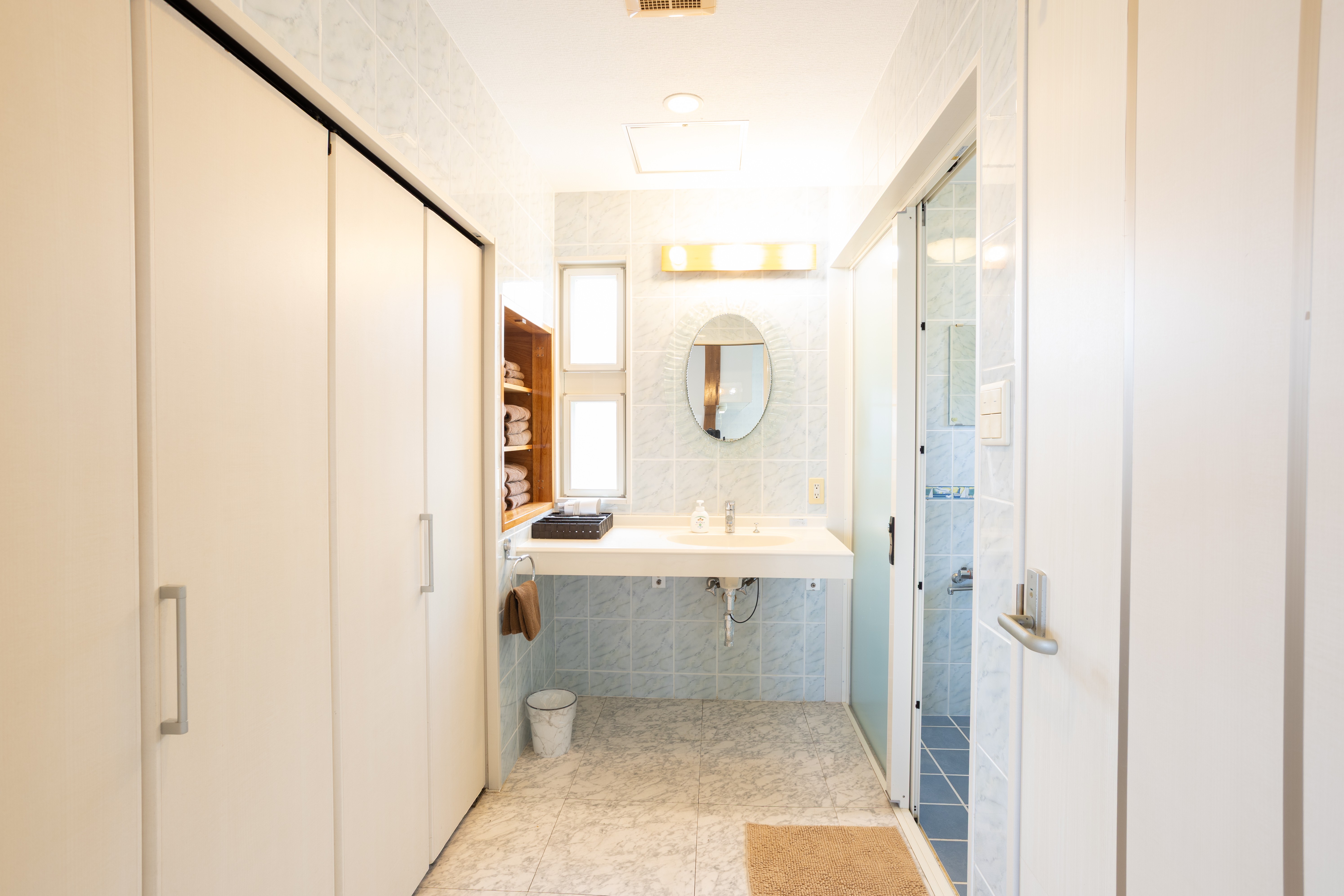 ・【バスルーム】明るく清潔感のあるパウダールーム