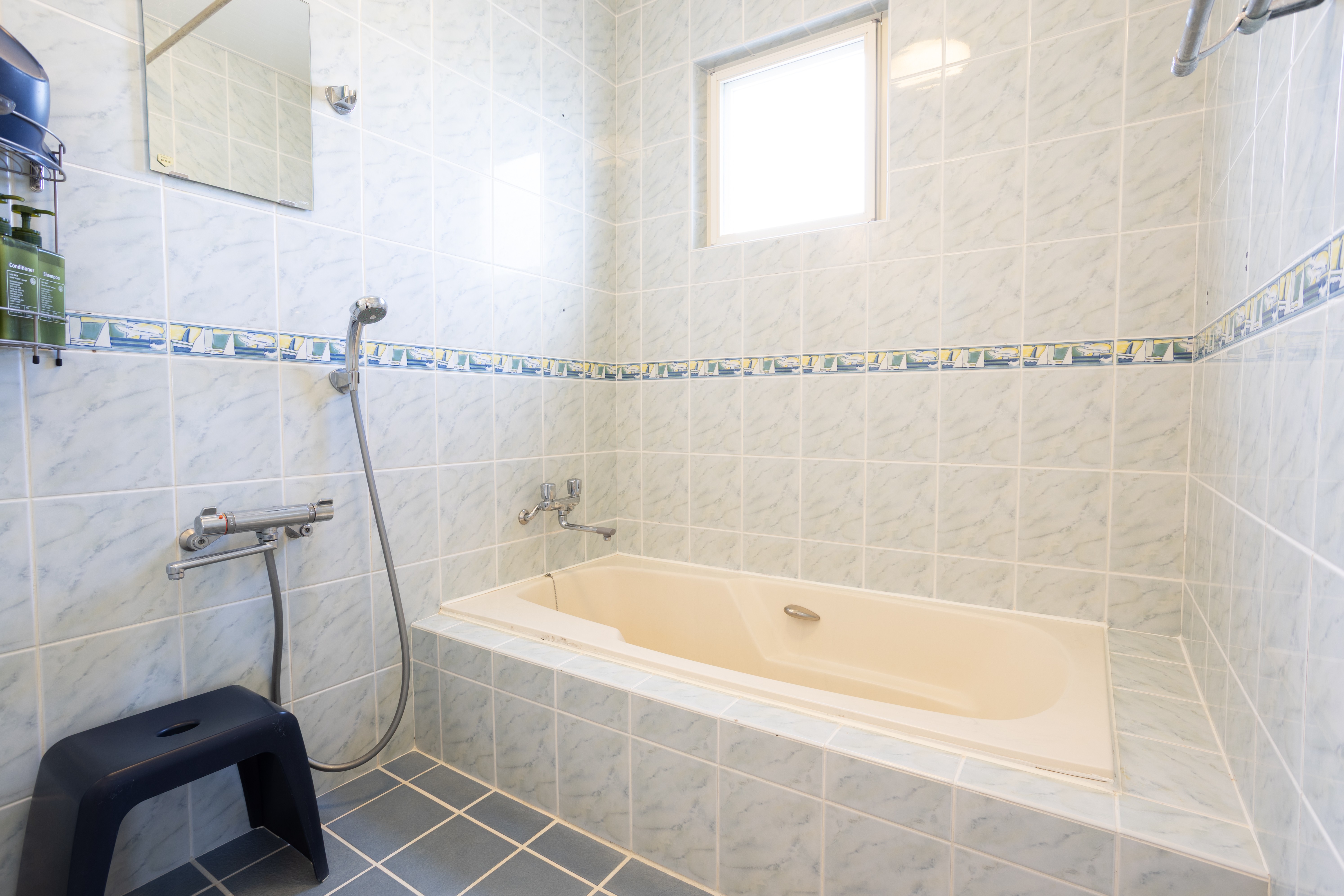 ・【バスルーム】1階と2階に各1カ所。グループでのご宿泊の際も快適です