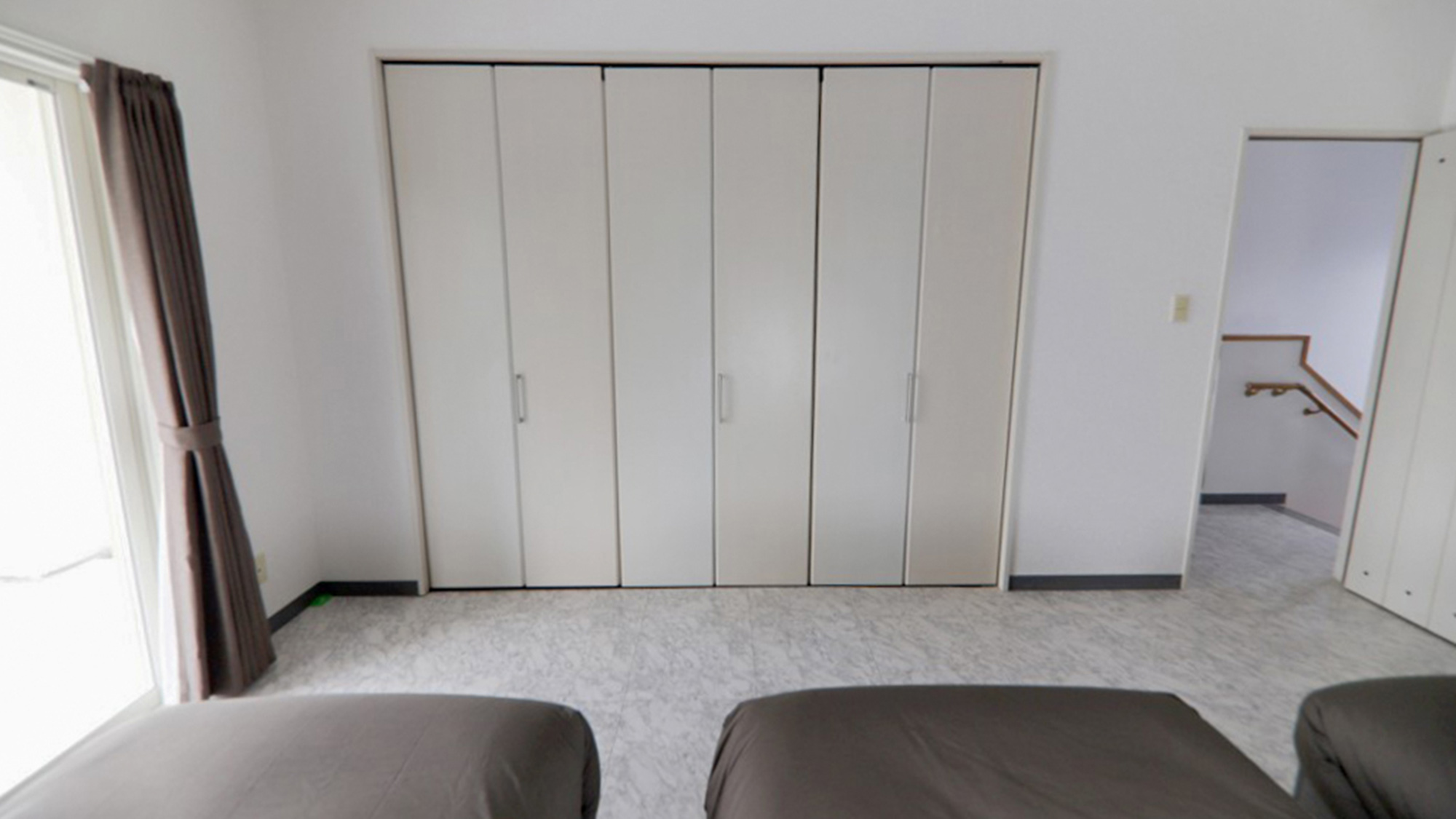 ・【ベッドルーム】ベビーベッドなどはクローゼット内にございます。ご自由にお使いください