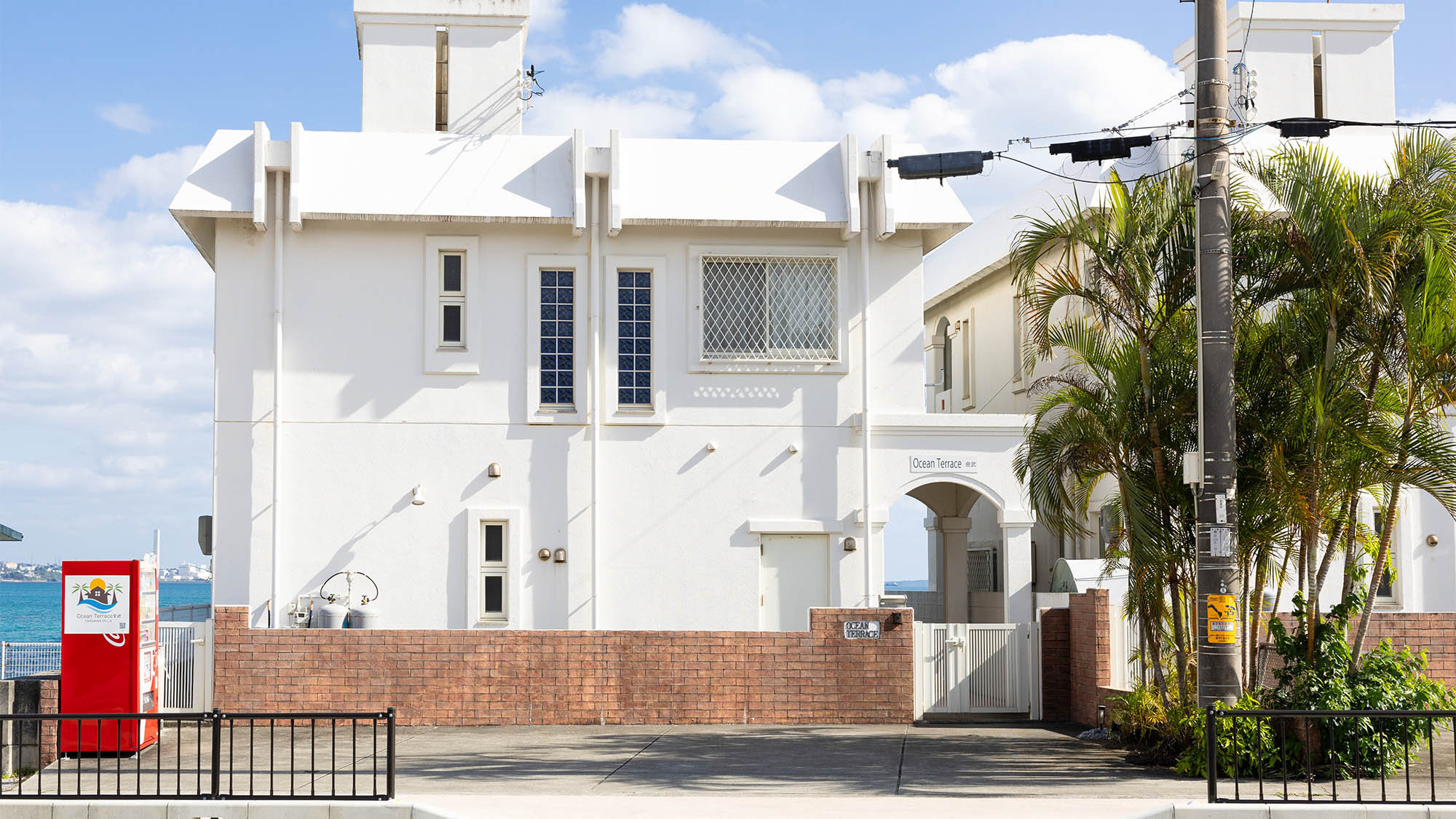 ・【外観】沖縄中部に立地するオーシャンビューのヴィラ　最大10名様まで宿泊可能