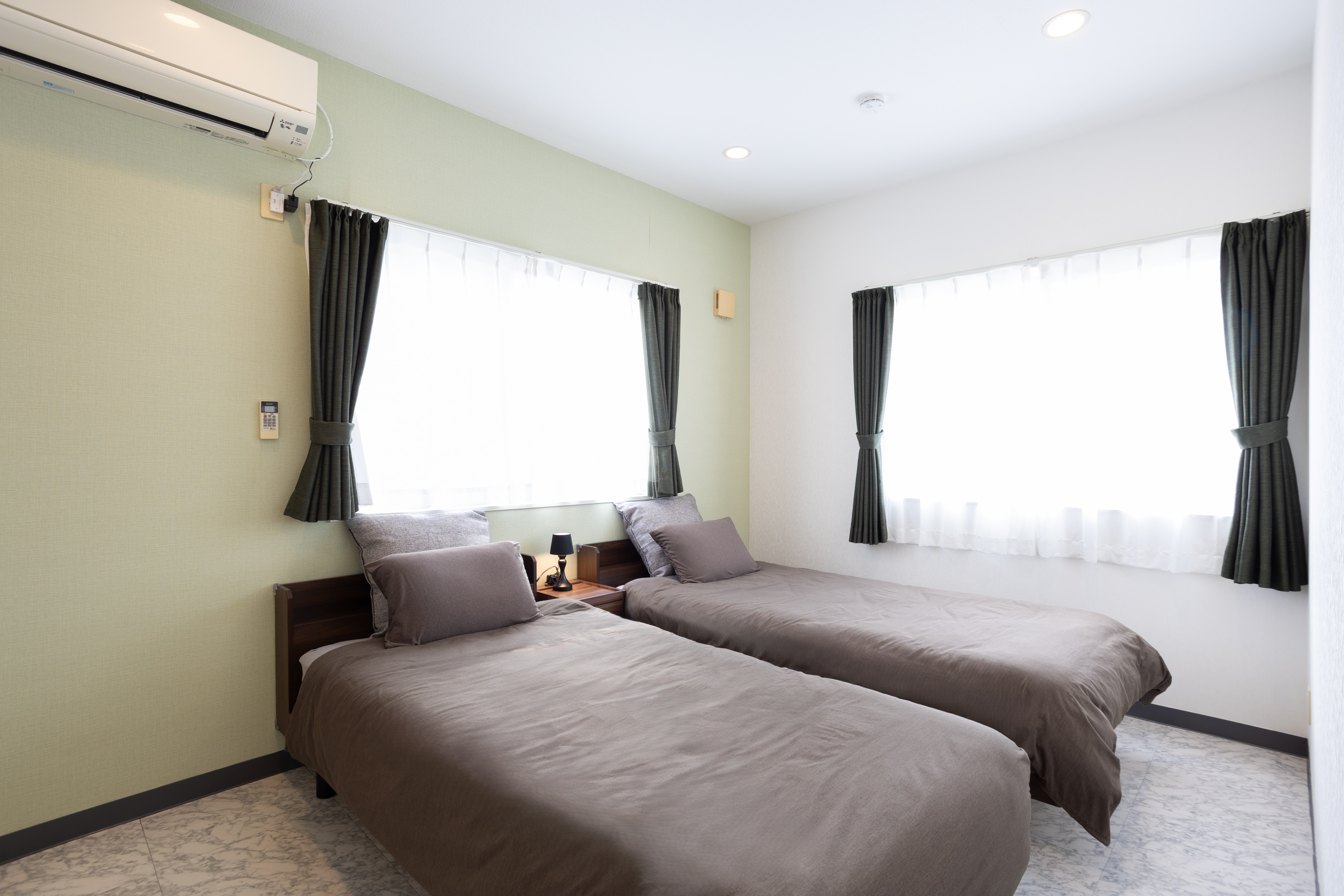 ・【ベッドルーム／シングルベッド2台】ゆったりとお休みいただけるツインルーム