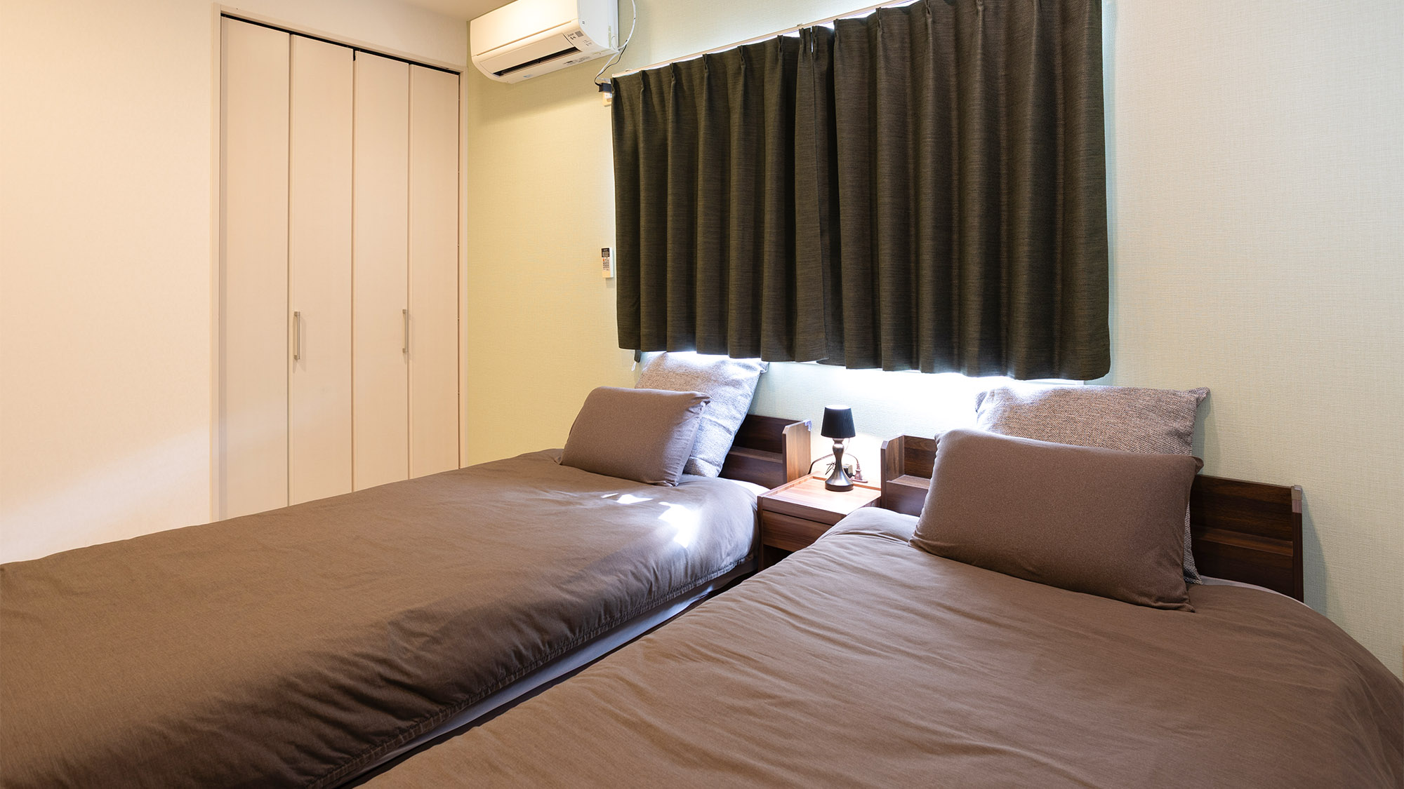 ・【ベッドルーム／シングルベッド2台】ゆったりとお休みいただけるツインルーム