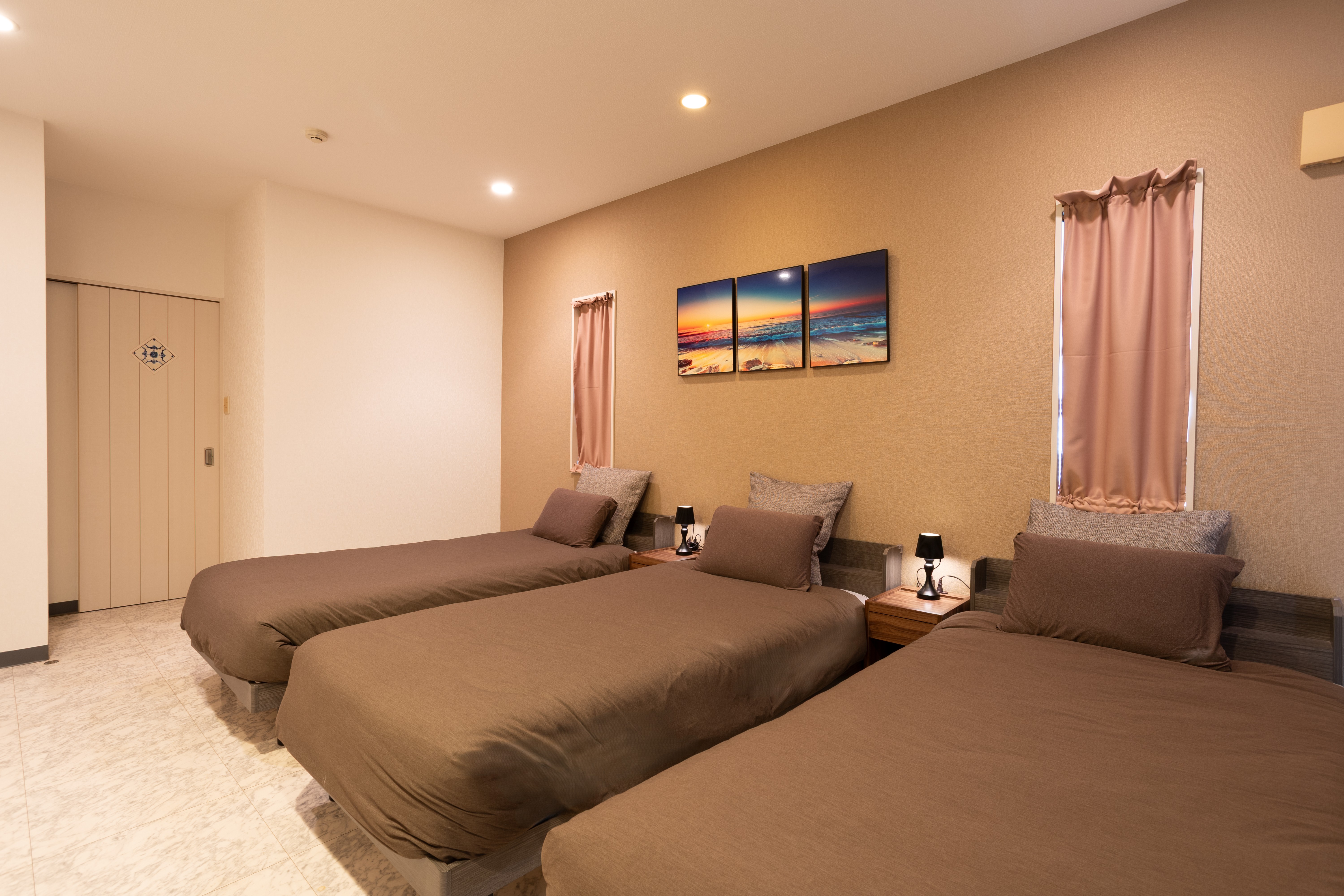 ・【ベッドルーム／シングルベッド3台】みんなで一緒に過ごせるトリプルルーム