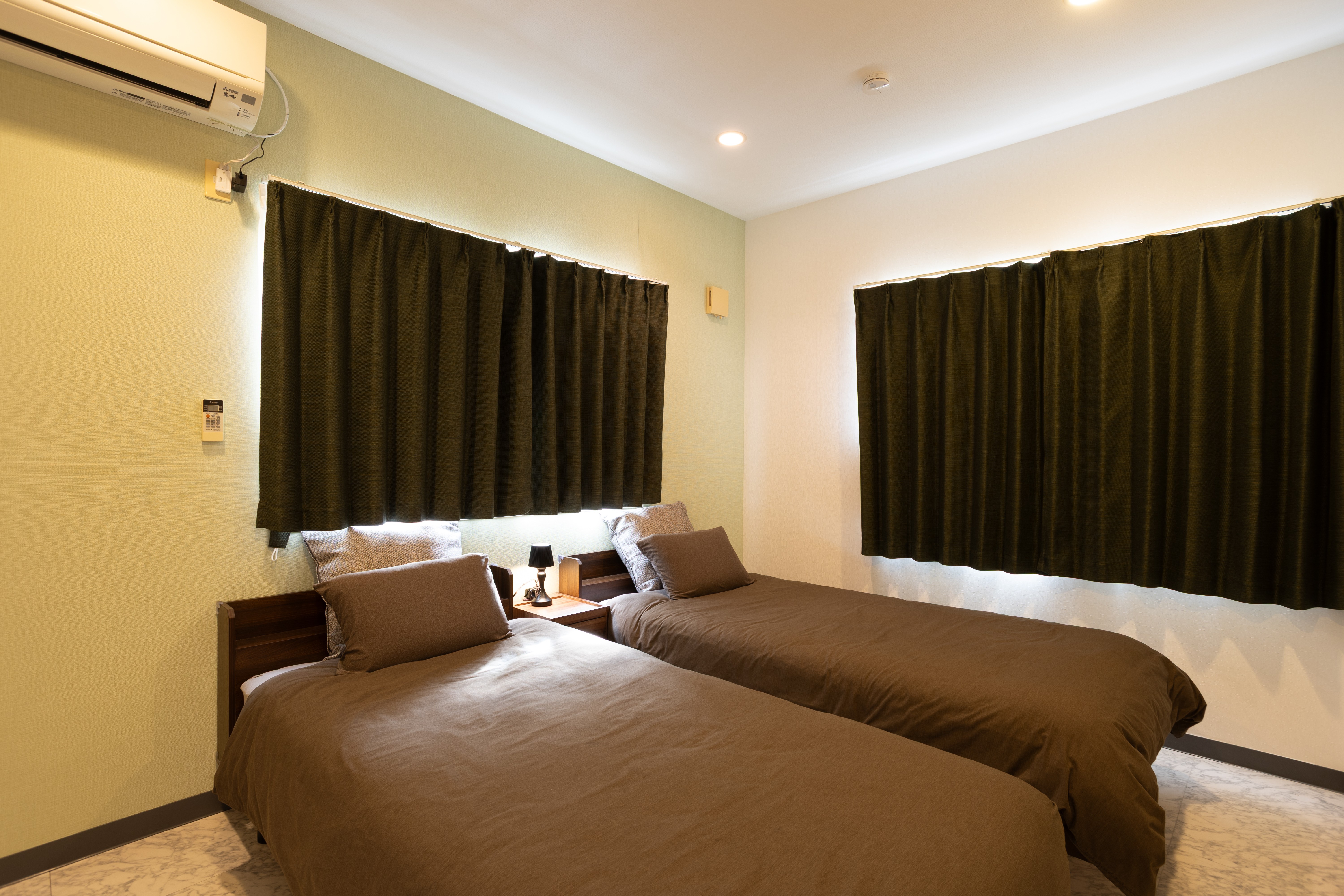 ・【ベッドルーム／シングルベッド2台】ゆったりとお休みいただけるツインルーム