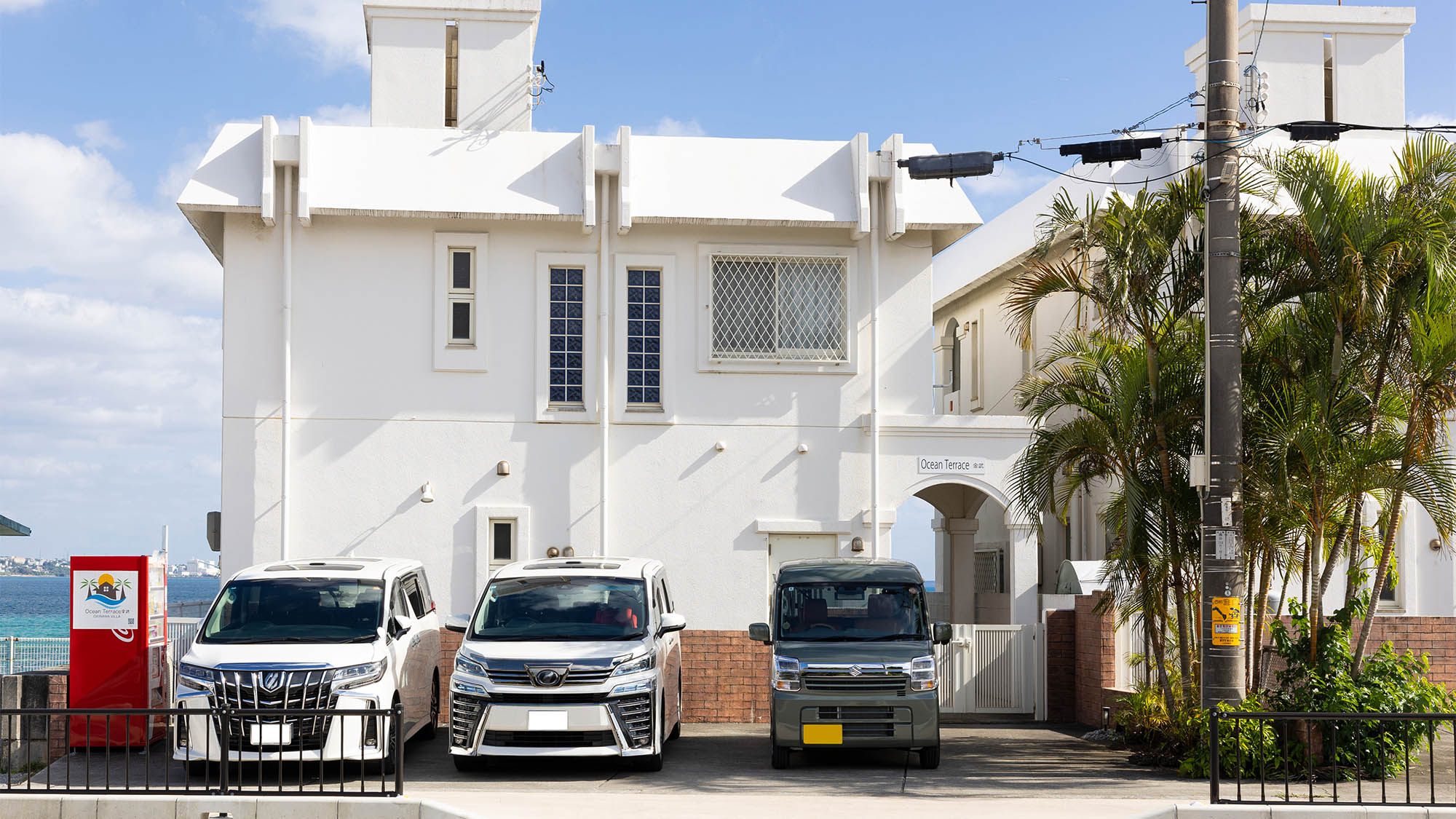 ・【外観／車】当館の前にお車を停めていただけるので雨の日でも安心です
