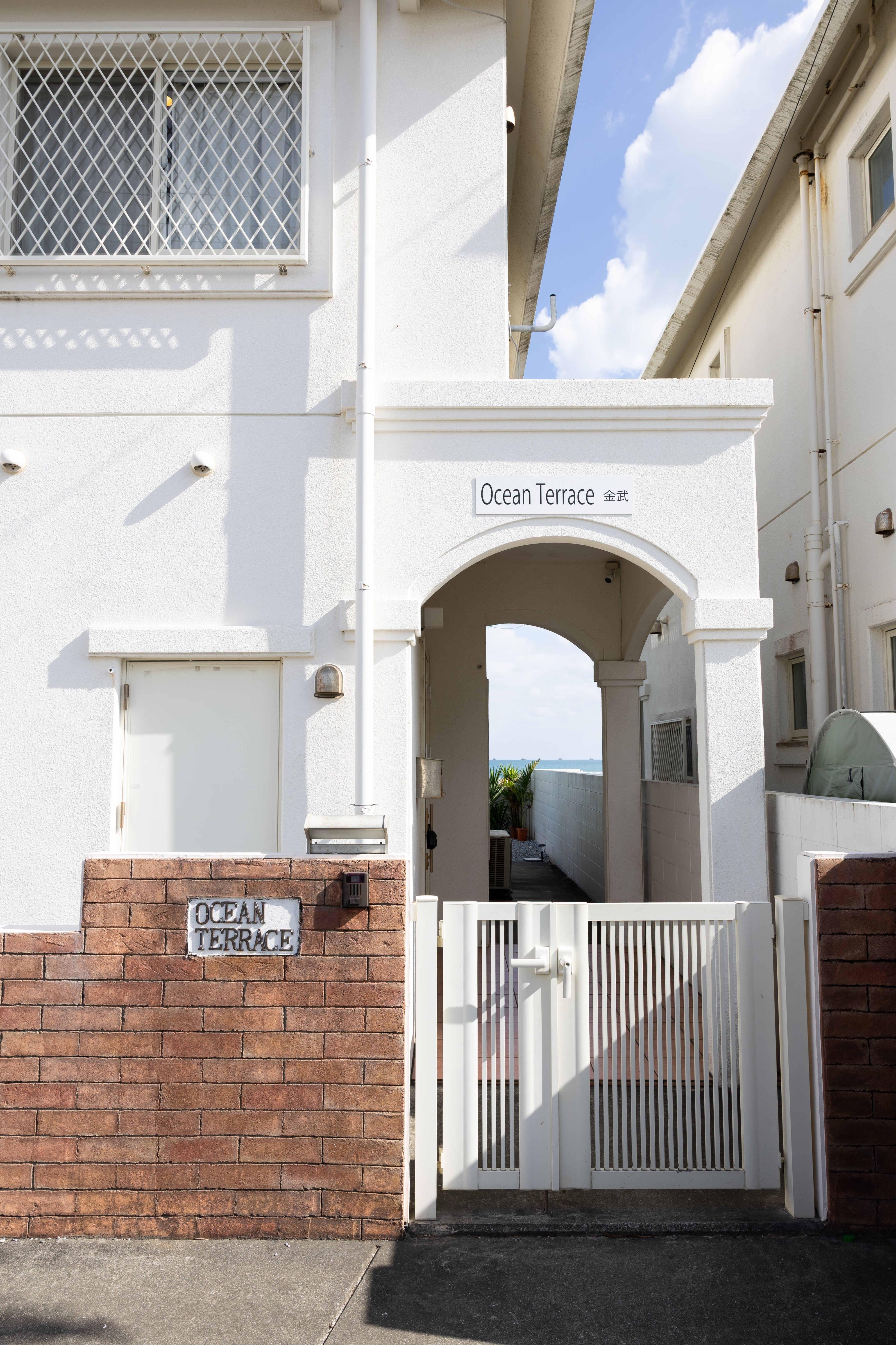 ・【外観】沖縄中部にあるオーシャンビューのヴィラ。3LDKの広々空間で最大10名様までご宿泊可能です