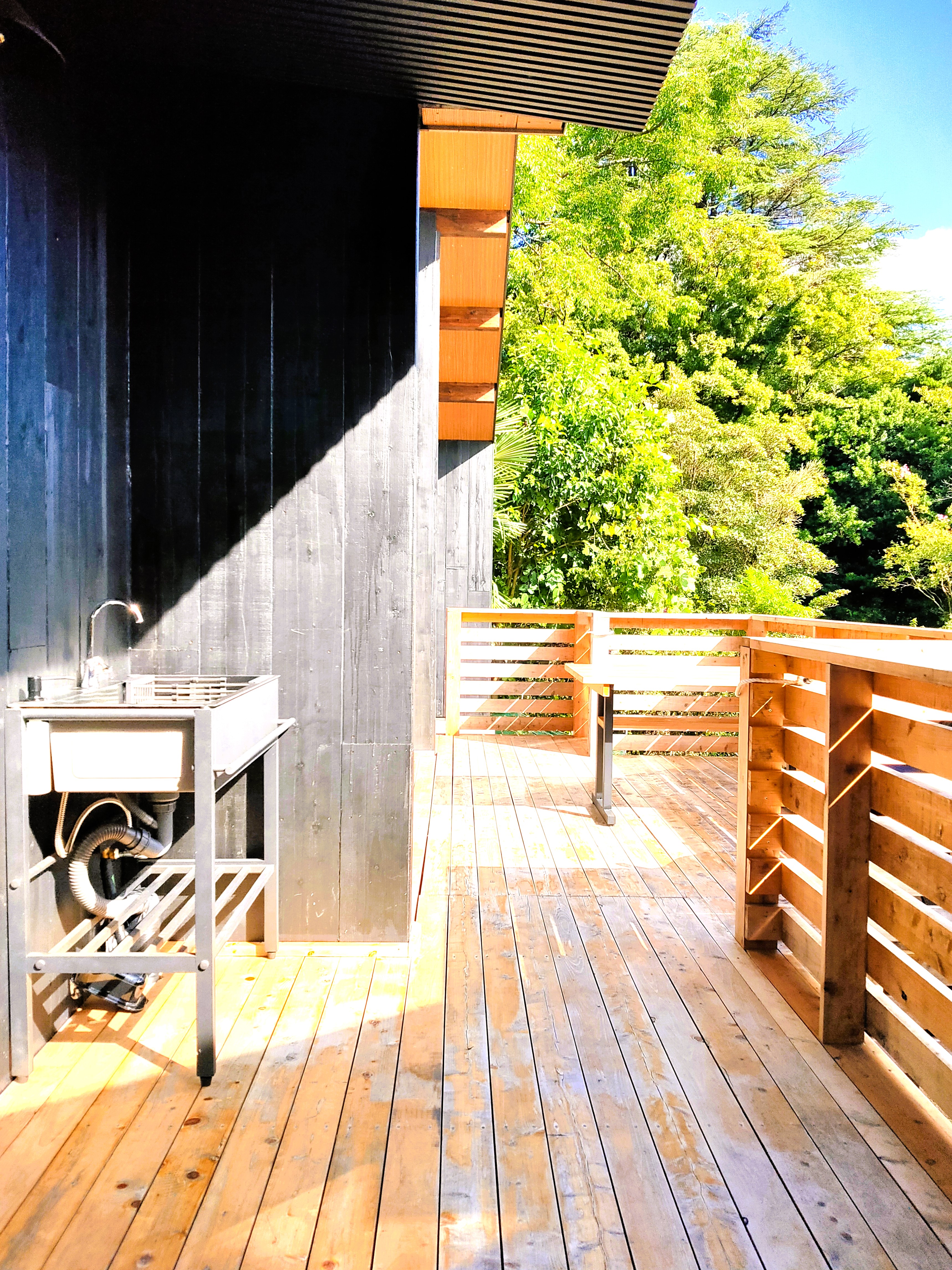 コテージの開放感ある広々ウッドテラス　■宿泊棟『宙 Ｓｏｒａ』のテラス