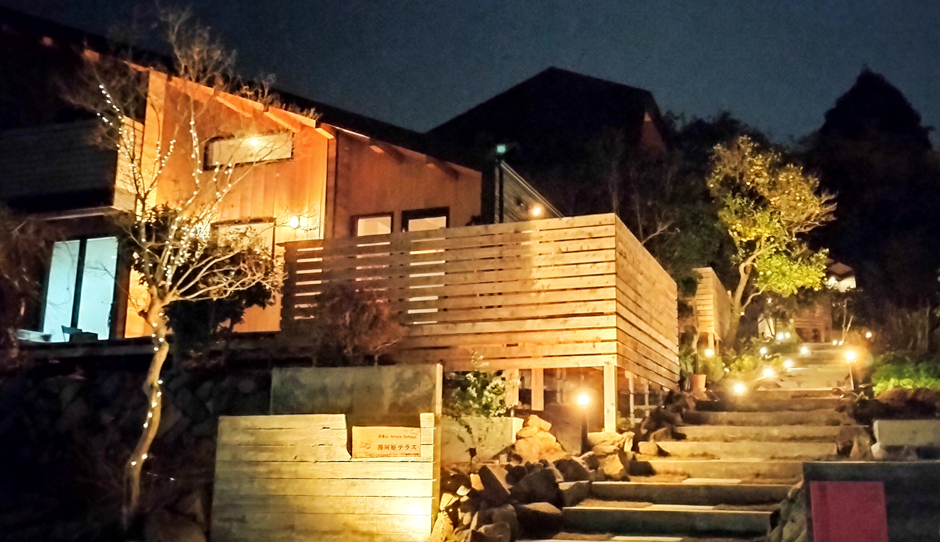 一棟貸別荘『湯河原テラス』夜のコテージ